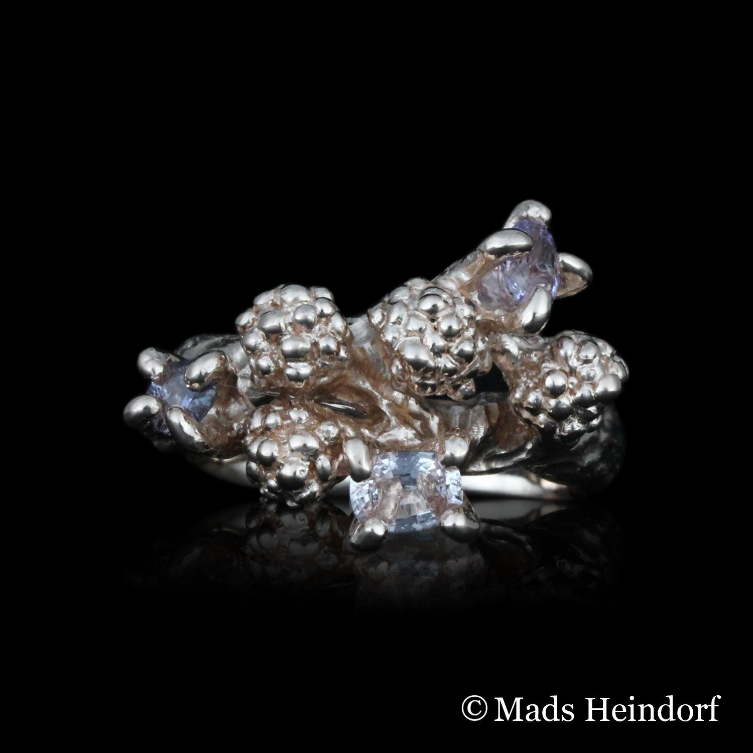Håndlavet fingerring af sterling sølv med 3 ovale facetterede ubehandlet pastelfarvede safirer på i alt 1,0 carat fra kollektionen Myriader af Guldsmed Heindorf.