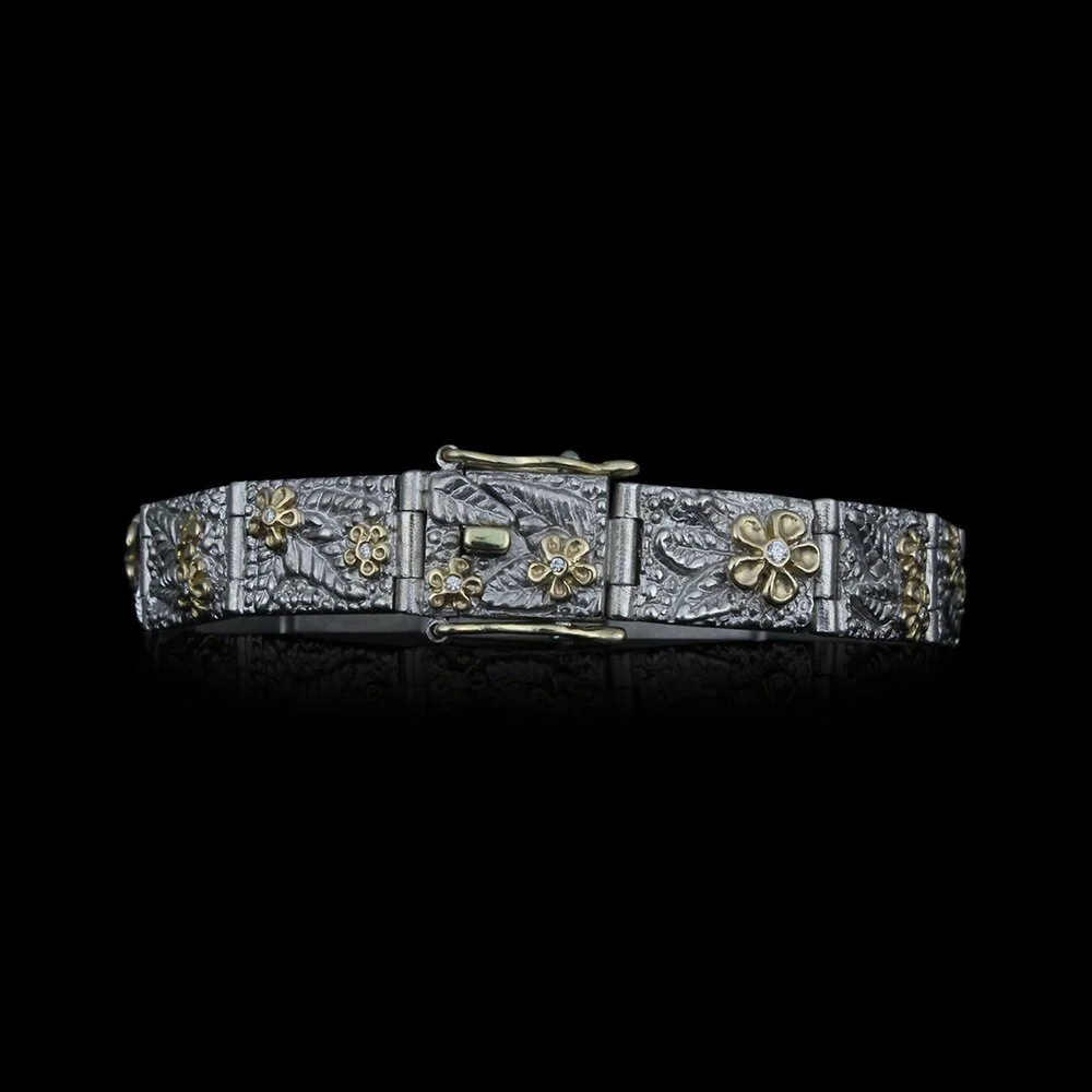 Håndlavet armbånd af sterling sølv og 18K rødguld med 22 brillantslebne diamanter fra kollektionen Elverhøj af Guldsmed Heindorf.