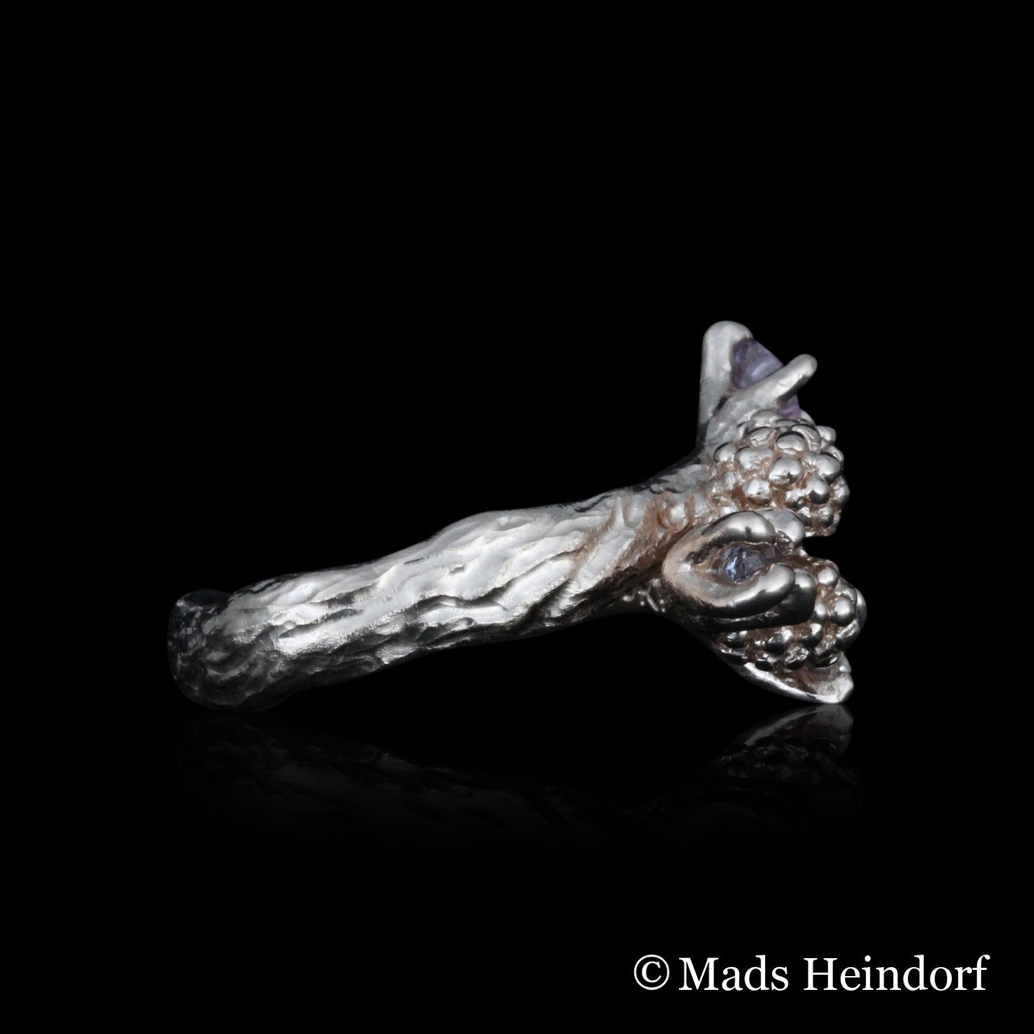 Håndlavet fingerring af sterling sølv med 3 ovale facetterede ubehandlet pastelfarvede safirer på i alt 1,0 carat fra kollektionen Myriader af Guldsmed Heindorf.