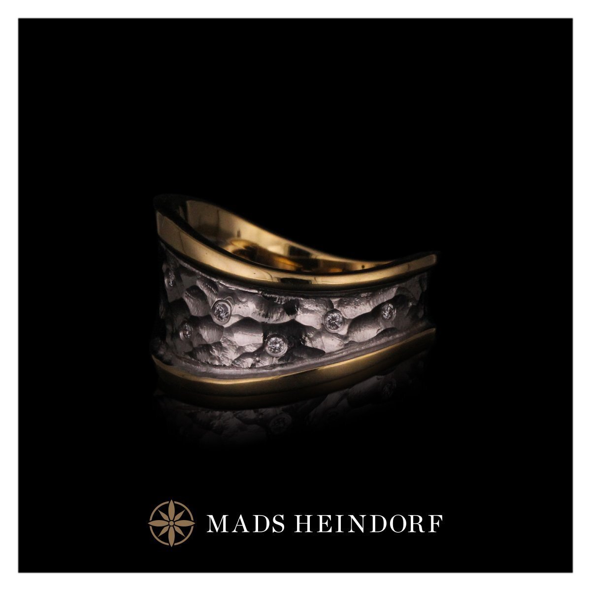 Håndlavet fingerring af 18K rødguld med 15 brillantslebne diamanter på i alt 0,15 carat river LC med excellent slib fra kollektionen Stjernehimlen af Guldsmed Heindorf.