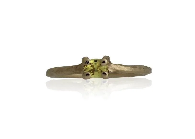 Håndlavet fingerring af 18K rødguld med 1 facetsleben oval ubehandlet pastelfarvet safir på 0,10 carat river LC med excellent slib fra kollektionen Kviste af Guldsmed Heindorf.