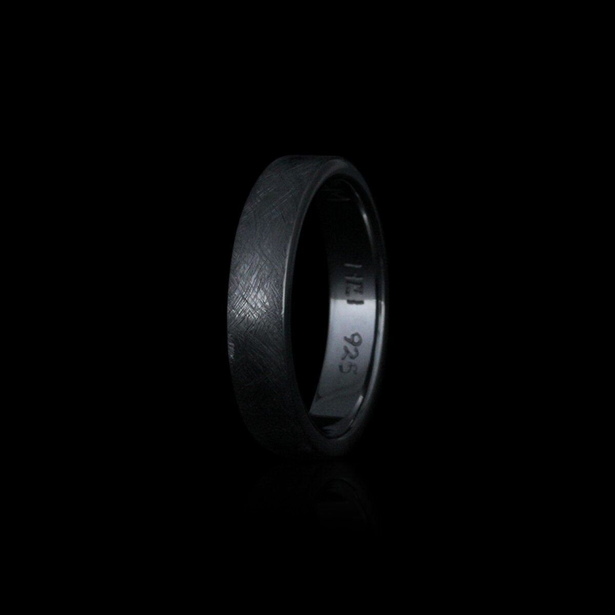 Håndlavet fingerring af sterling sølv med overflade der minder om frost fra kollektionen Livets Ring af Guldsmed Heindorf.