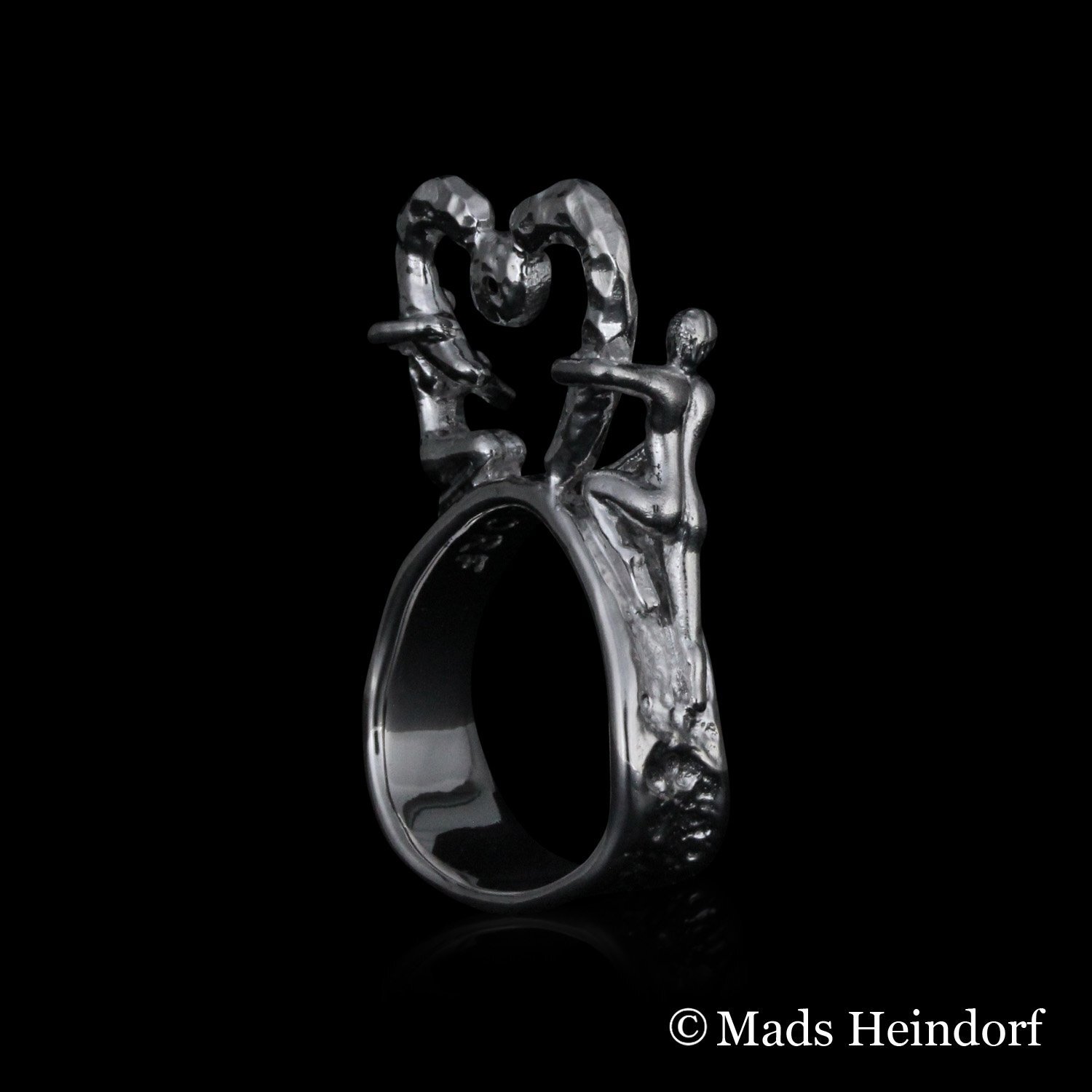 Håndlavet fingerring af sterling sølv med 1 facetsleben sort diamant på 0,15 carat fra kollektionen Hjerteblod af Guldsmed Heindorf.