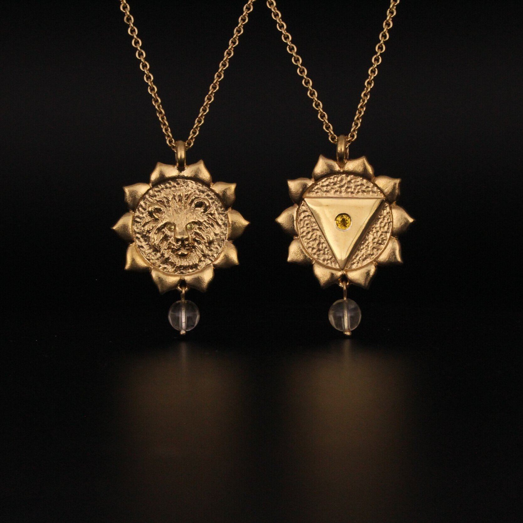 Solar Plexus Chakra er et håndlavet halssmykke af 18K rødguld med 3 facetslebne gule safirer og 1 gullig citrin fra kollektionen chakra af Guldsmed Heindorf.