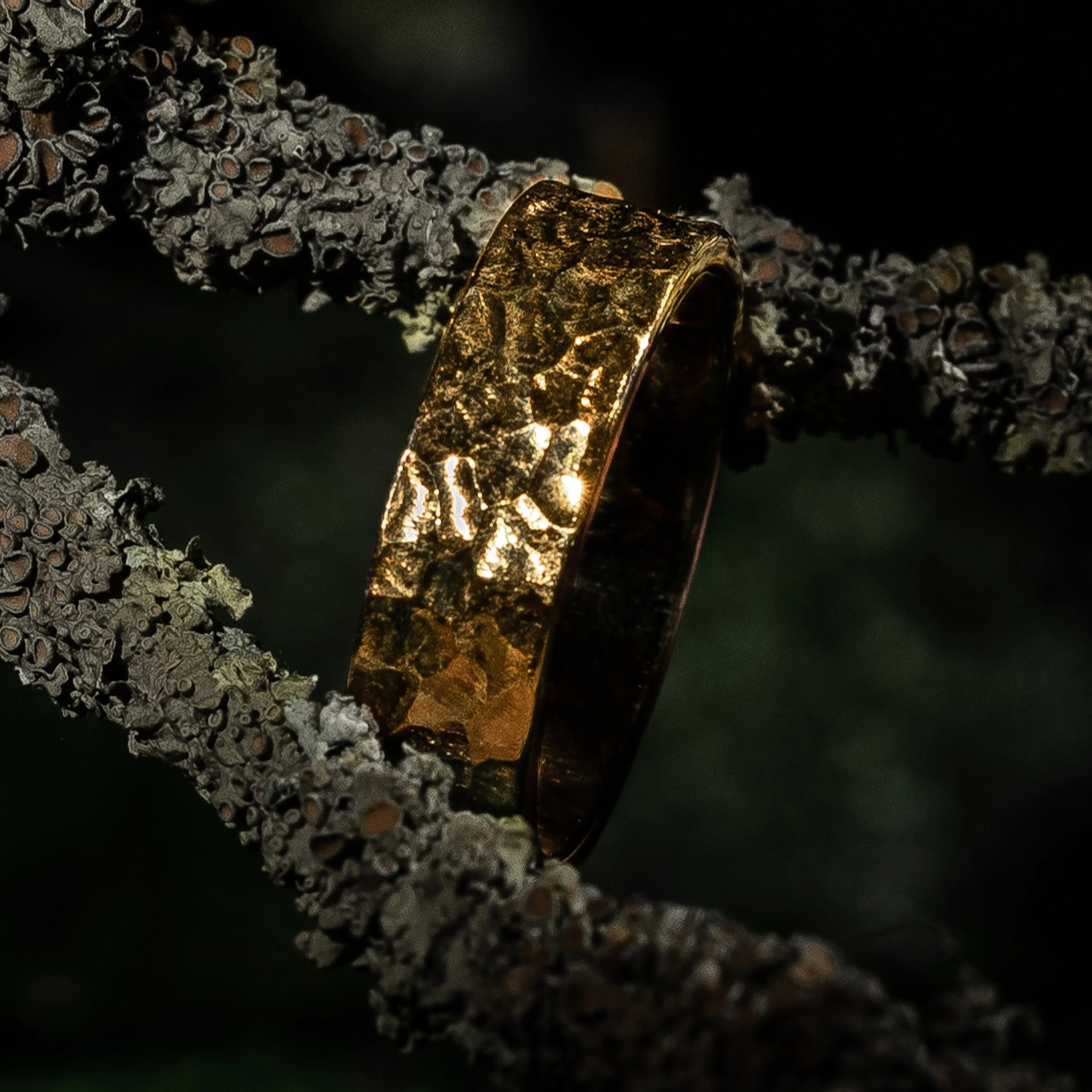 Håndlavet fingerring af 18K rødguld fra kollektionen Livets Ring af guldsmed Heindorf.