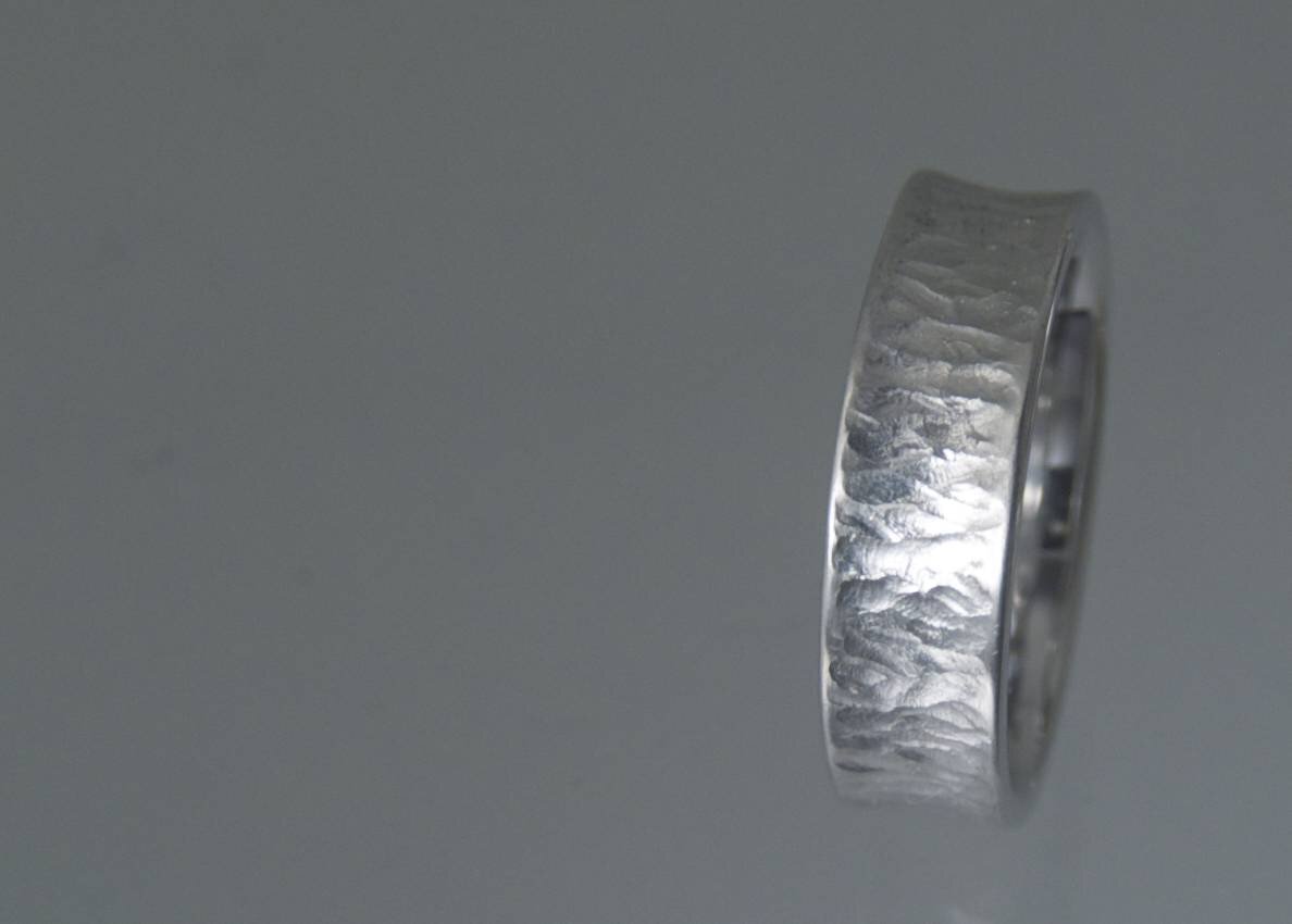 Håndlavet fingerring af sterling sølv fra kollektionen Nilen af Guldsmed Heindorf.