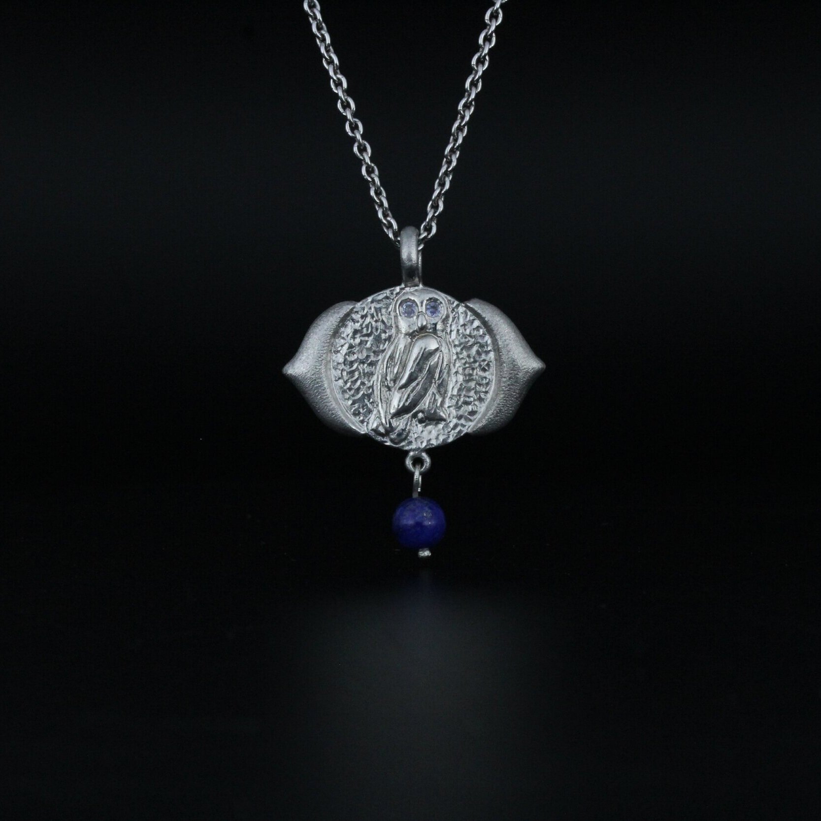 Håndlavet halssmykke af sterling sølv med 3 facetslebne indigo tanzanier og 1 blå stenperle af Lapis Lazuli fra kollektionen Chakra af Guldsmed Heindorf.