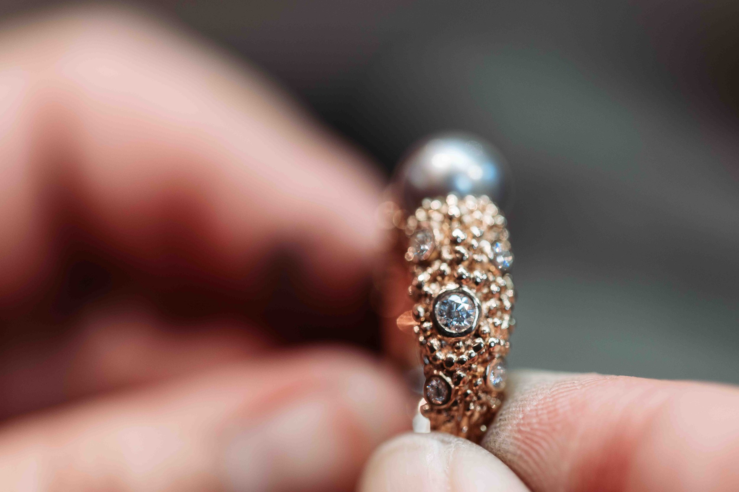 Håndlavet fingerring af 18K rødguld med 10 klare brillantslebne naturlige diamanter på i alt 0,47 carat River LC med excellent slib og 1 rund blank perle.