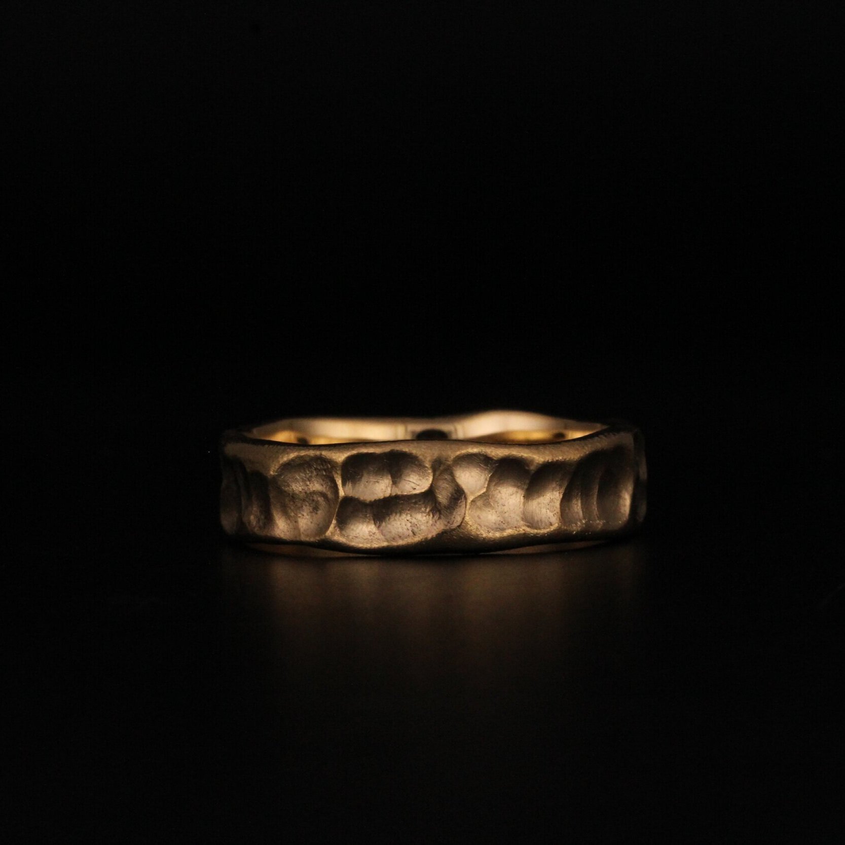 Håndlavet fingerring af 18K rødguld fra kollektionen Trolde af Guldsmed Heindorf.