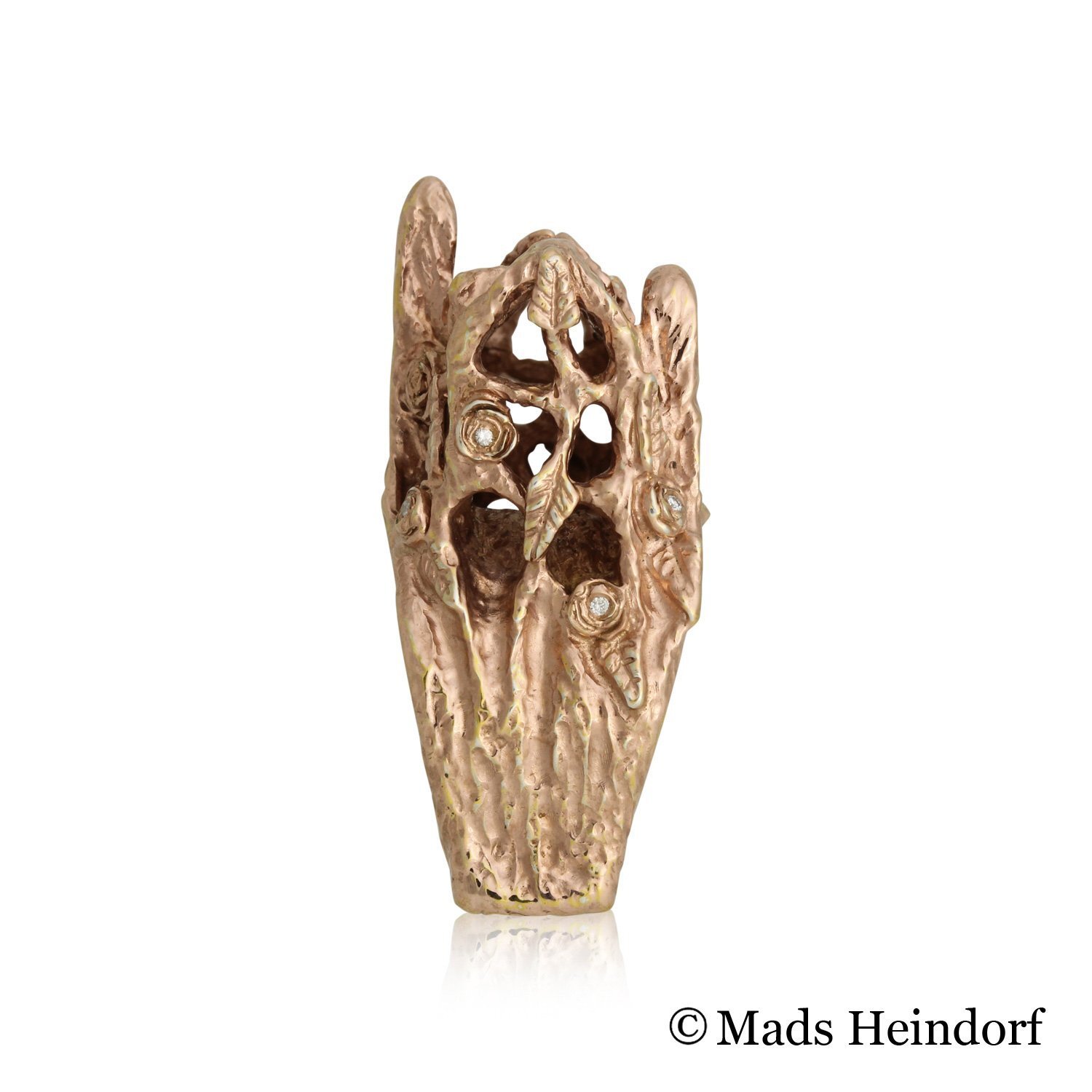 Håndlavet fingerring af sterling sølv med 10 brillantslebne diamanter fra kollektionen Rosenborg af Guldsmed Heindorf.