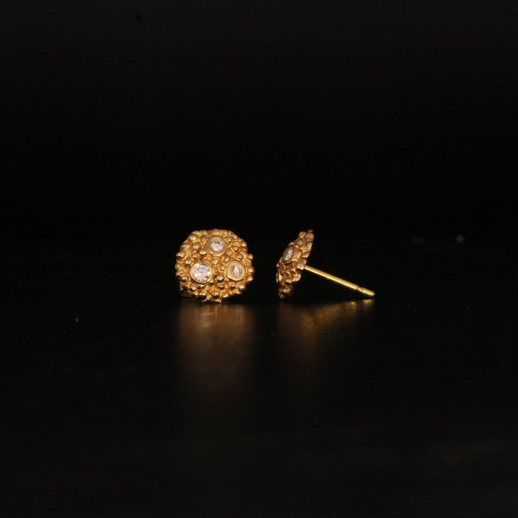 Håndlavede ørestikker af 18K rødguld med 6 brillantslebne diamanter fra kollektionen Myriader af Guldsmed Heindorf.