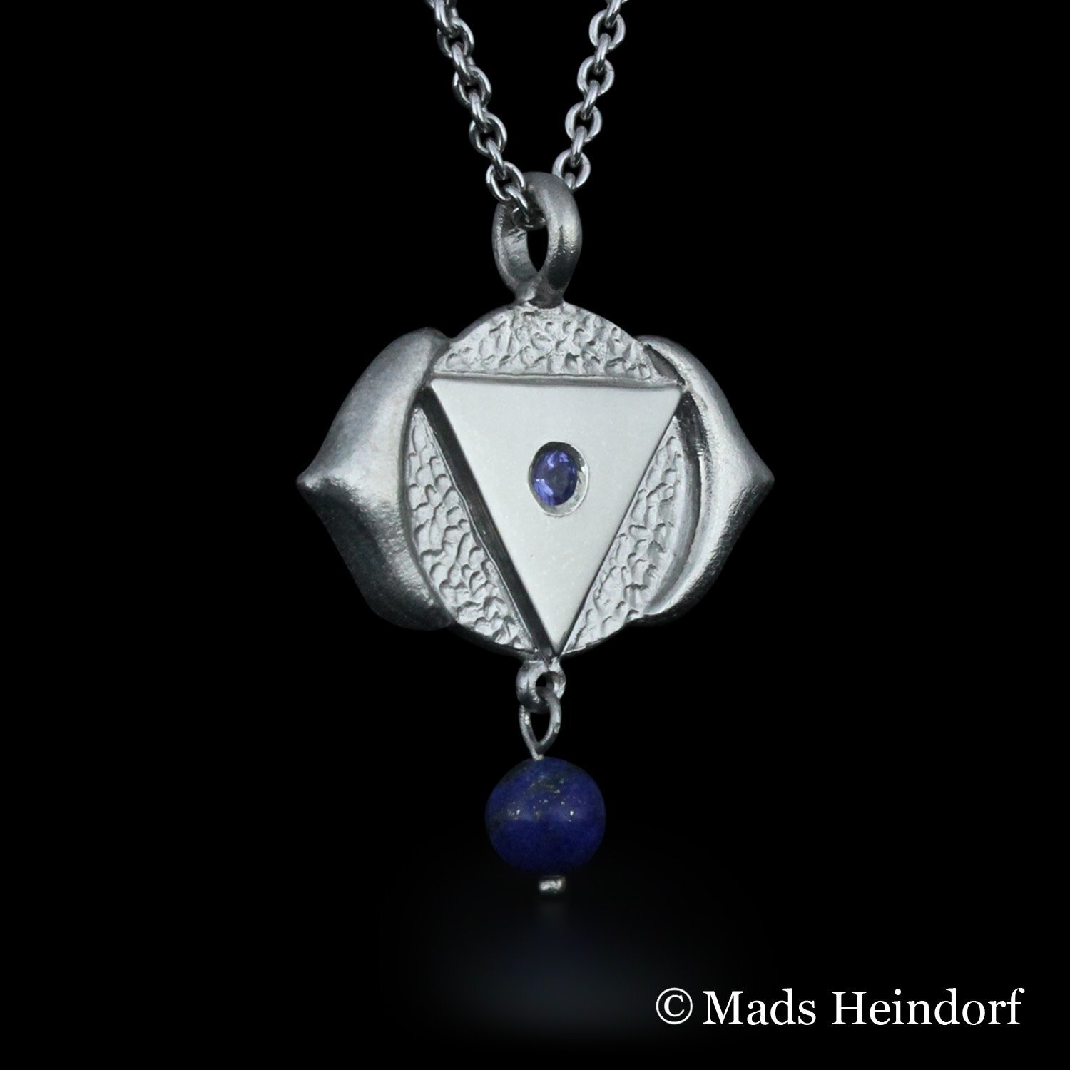 Håndlavet halssmykke af sterling sølv med 3 facetslebne indigo tanzanier og 1 blå stenperle af Lapis Lazuli fra kollektionen Chakra af Guldsmed Heindorf.