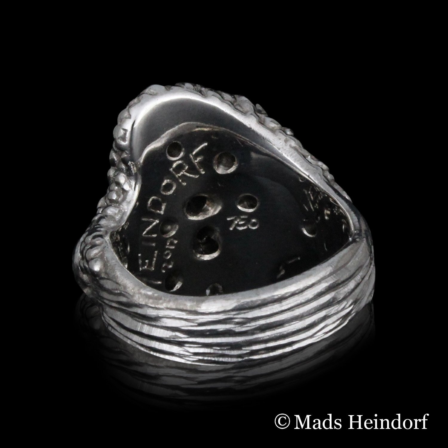 Håndlavet fingerring af 18K hvidguld med 7 blålige spineller på i alt 0,45 carat og 5 brillantslebne diamanter på i alt 0,145 carat fra kollektionen Myriader af Guldsmed Heindorf.