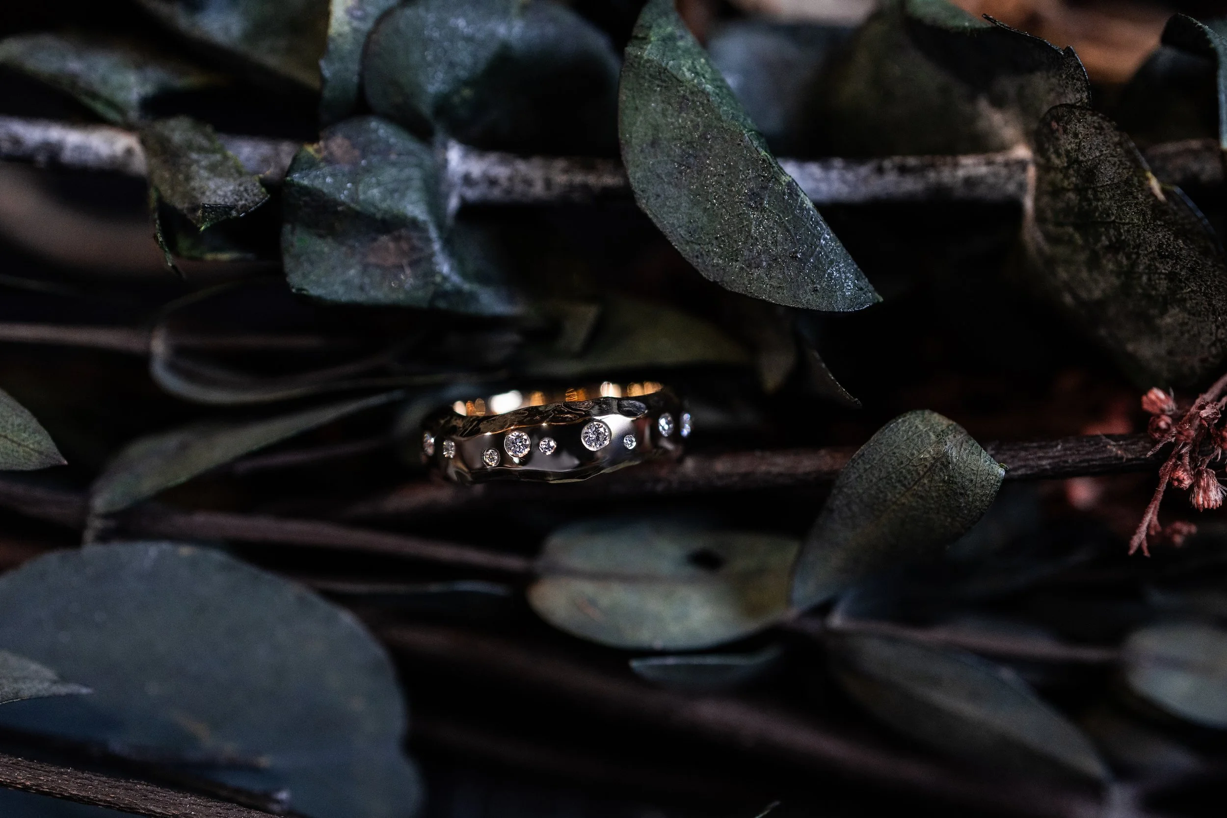 Heindorf_Droemme_Dream_Droemmering_5-6mm_Finger_Fingerring_Ring_750_Guld_Gold_RED_Diamant_Diamond_321A3149 copy.jpg