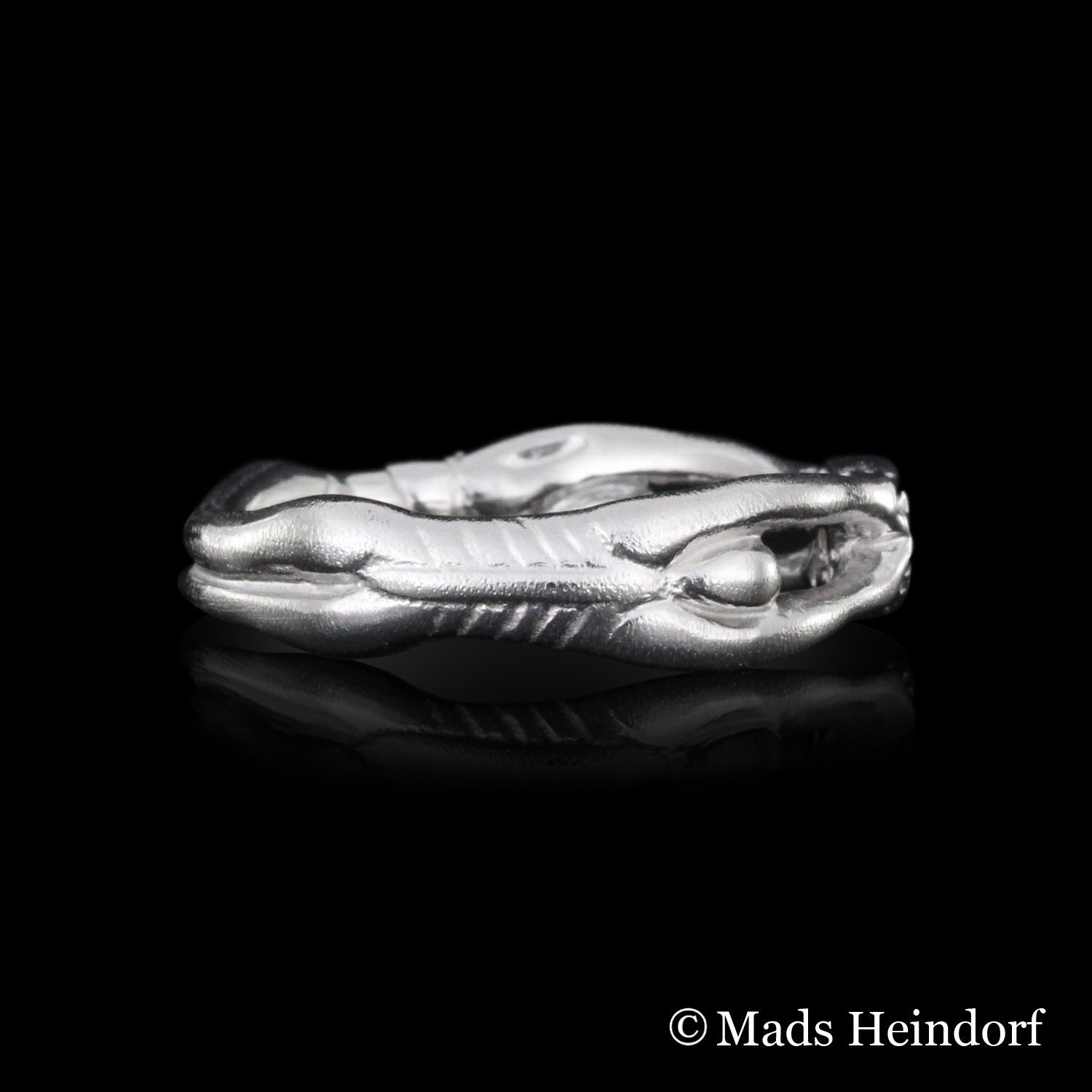 Håndlavet fingerring af sterling sølv med 1 brillantsleben diamant på 0,05 carat river LC med excellent slib fra kollektionen Corpus af Guldsmed Heindorf.