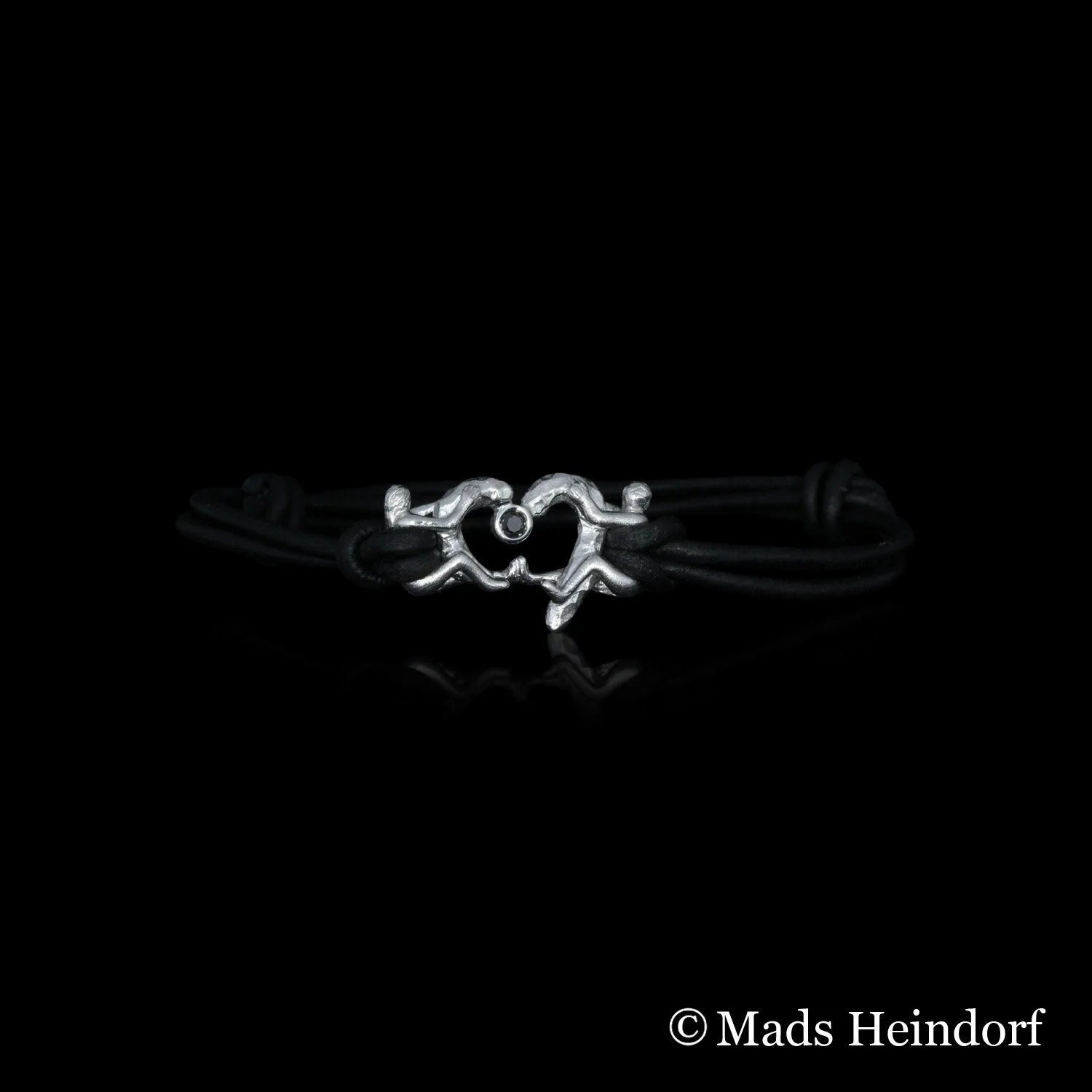 Håndlavet armbånd af sterling sølv med 1 facetsleben sort diamant på 0,06 carat fra kollektionen Hjerteblod af Guldsmed Heindorf.