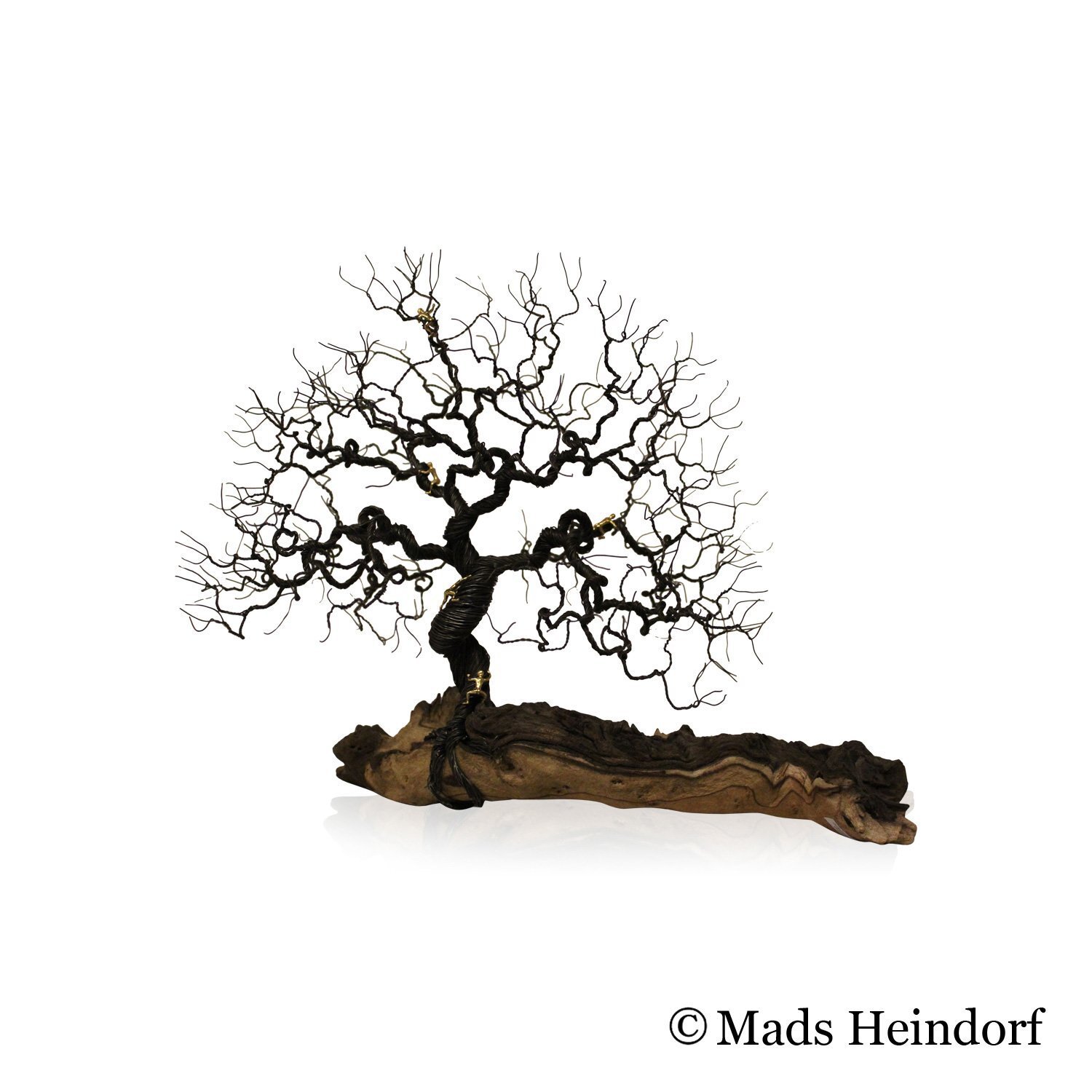Climbing the Tree of Life - skulptur i sterling sølv. Viser fem personer, der kravler i et detaljeret træ, alle fremstillet i sølv af Guldsmed Heindorf.