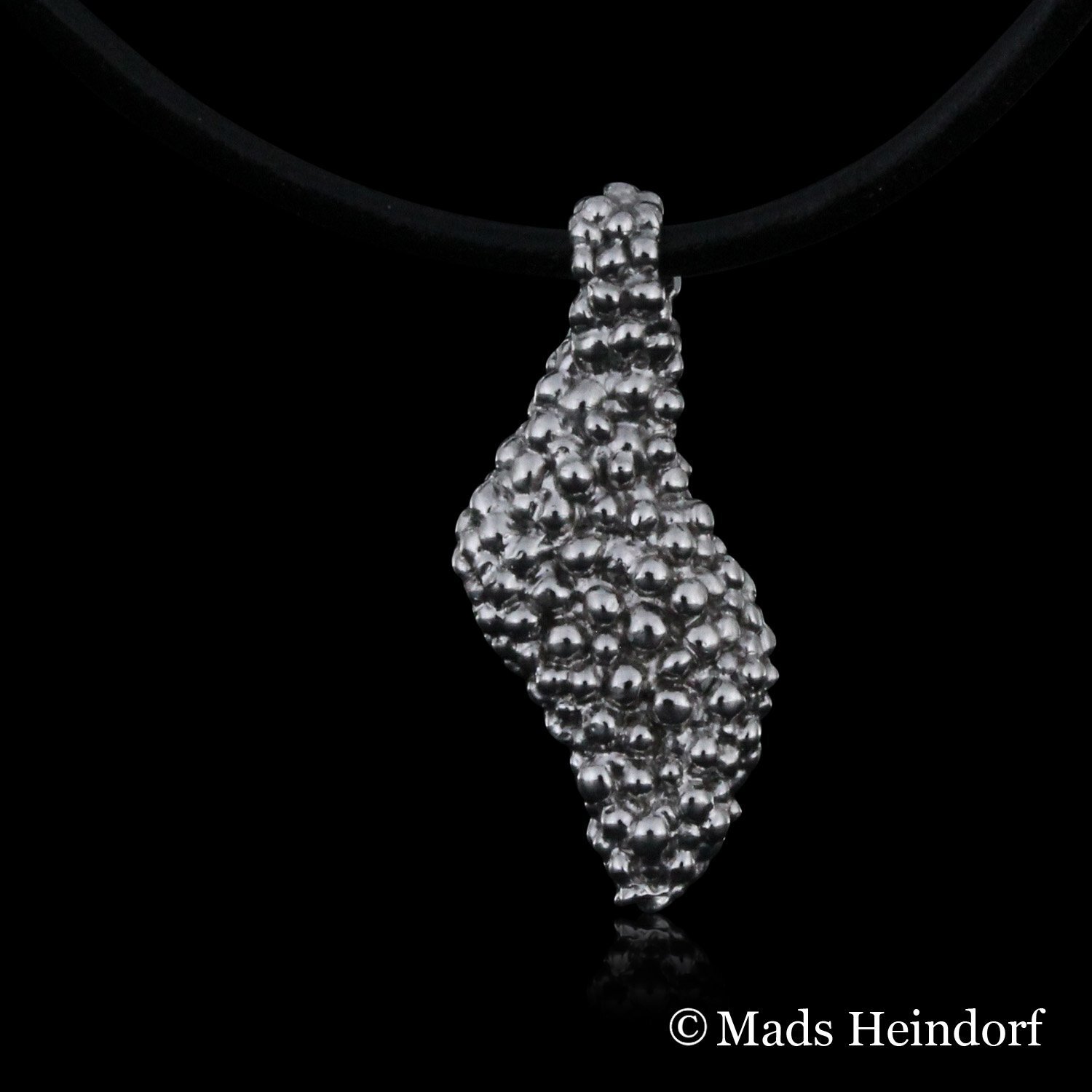 Håndlavet halssmykke af 18K hvidguld med 3 brillantslebne blå spinel på i alt 0,13 carat river LC med excellent slib fra kollektionen Myriader af Guldsmed Heindorf.