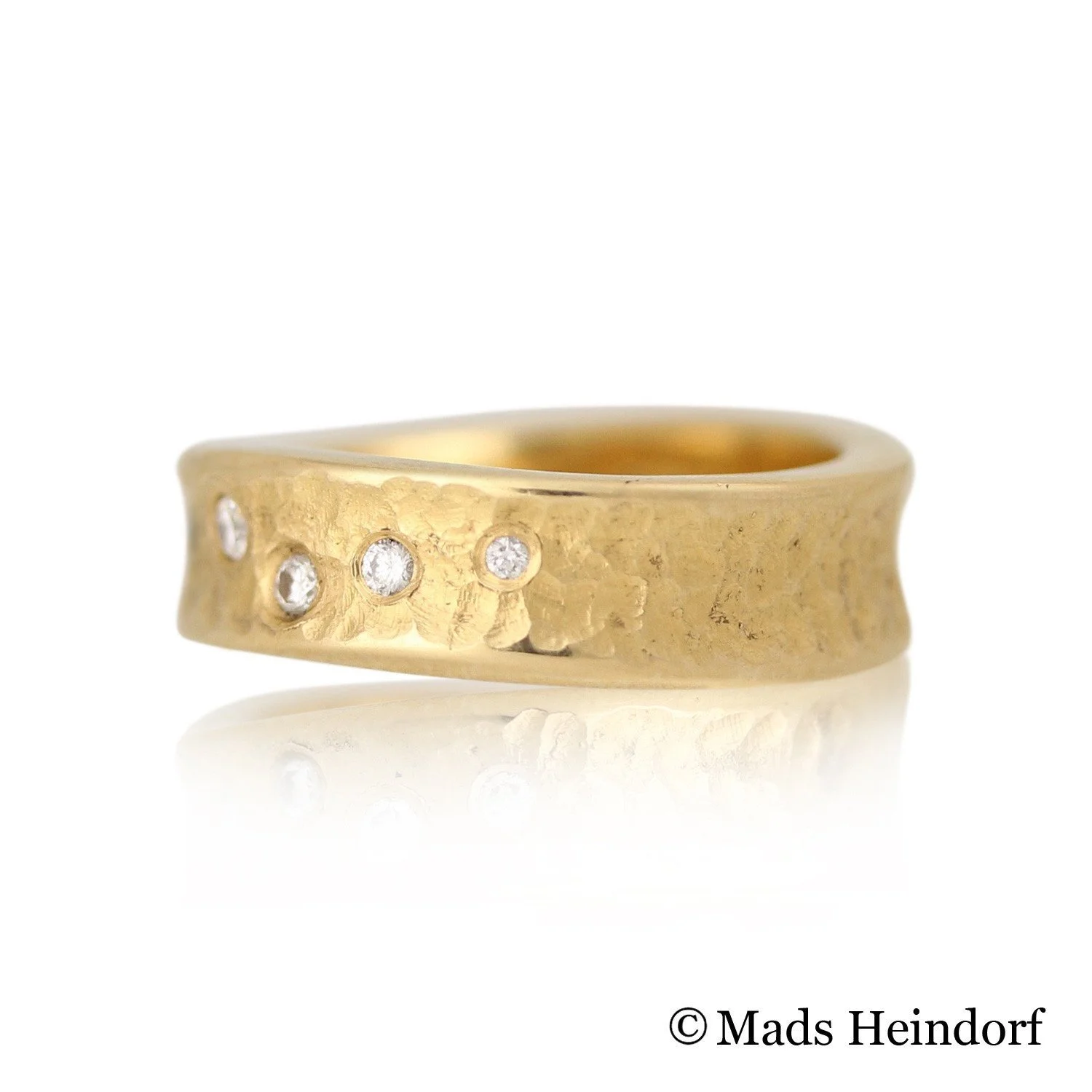Håndlavet fingerring af 18K rødguld med 5 brillantslebne diamanter på i alt 0,12 carat river LC med excellent slib fra kollektionen Nilen af Guldsmed Heindorf.