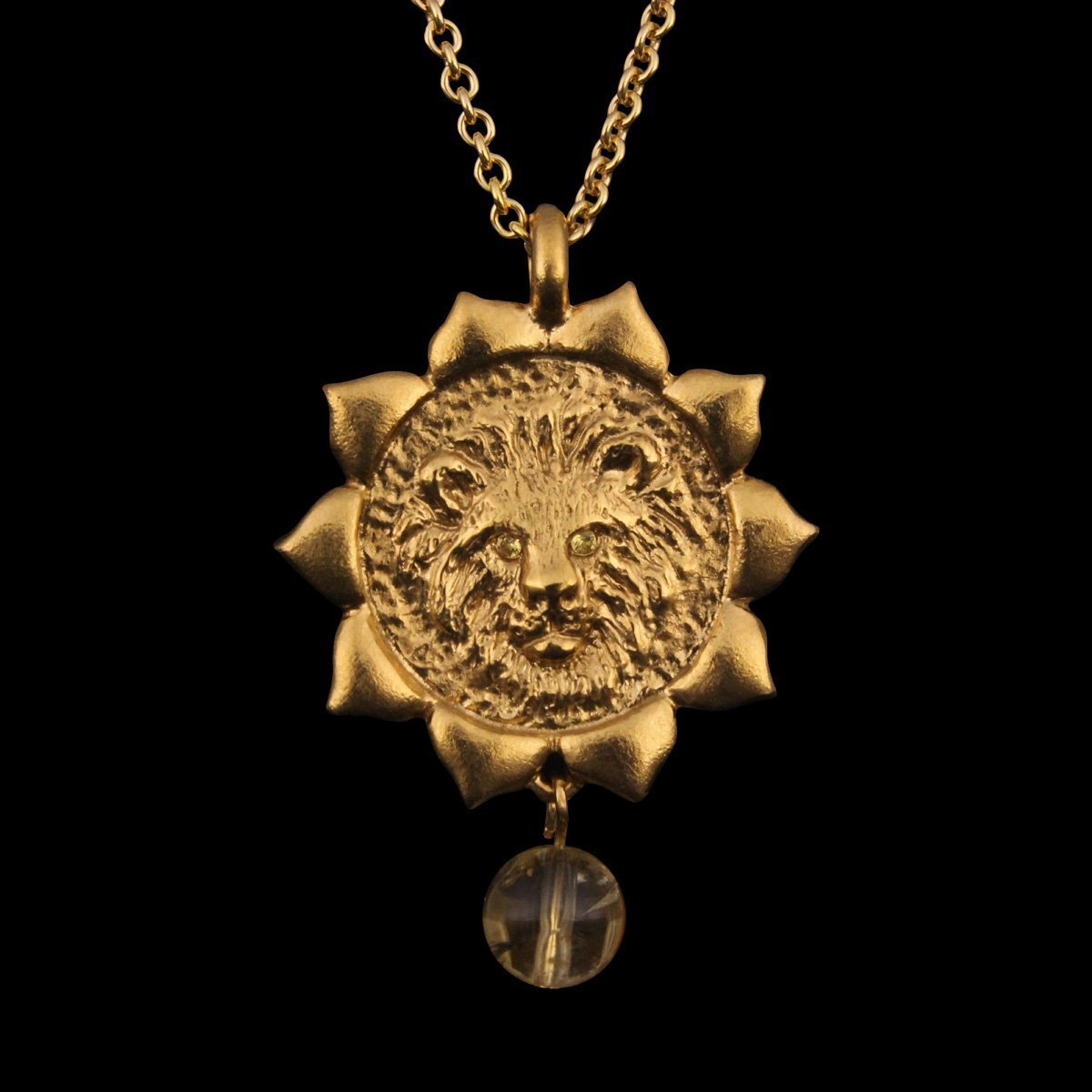 Solar Plexus Chakra er et håndlavet halssmykke af sterling sølv, forgyldt rødguld, 3 facetslebne gule safirer og 1 gullig citrin fra kollektionen Chakra af Guldsmed Heindorf.