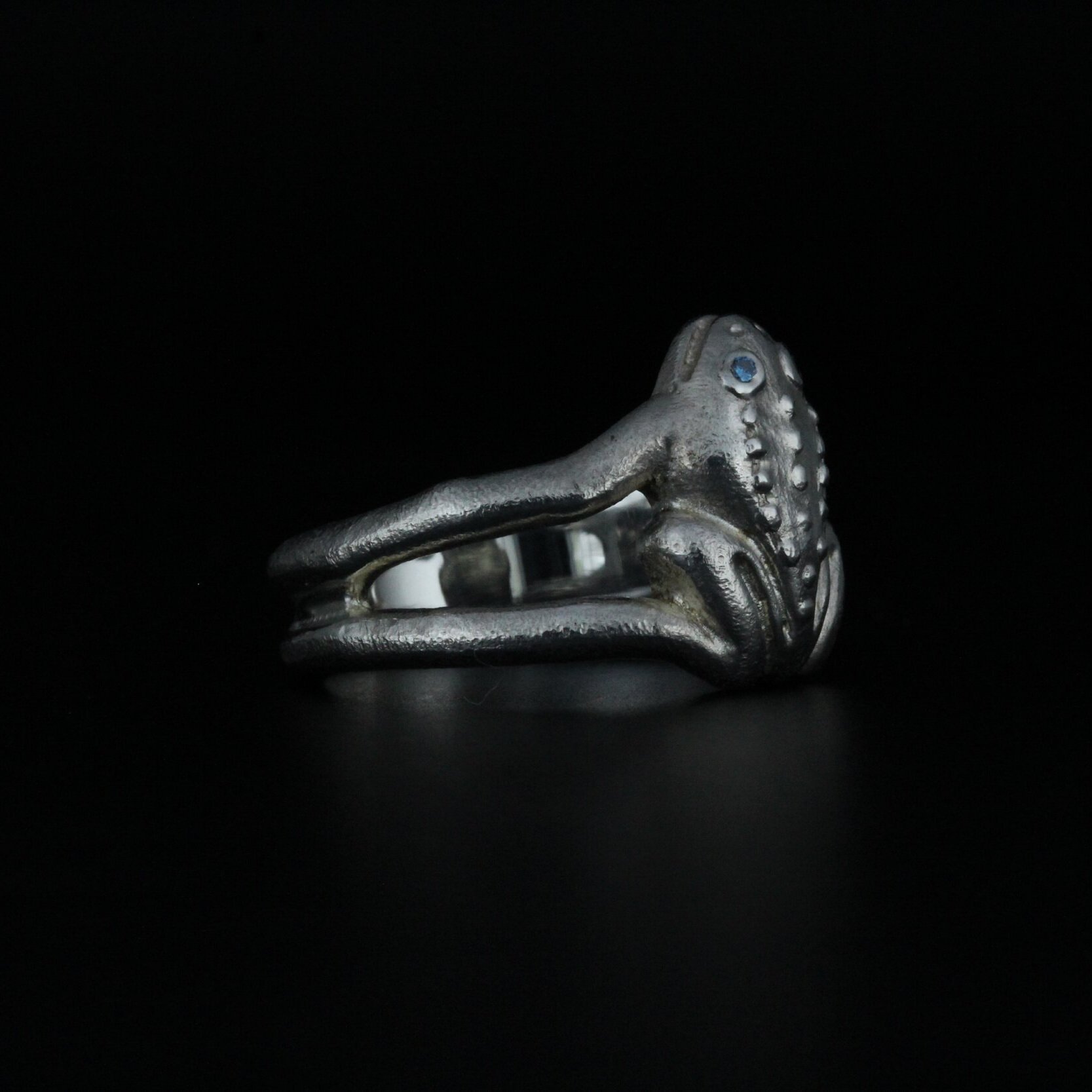 Håndlavet fingerring af sterling sølv med 2 brillantslebne blå diamanter på i alt 0,01 carat river LC med excellent slib fra kollektionen Frøen af Guldsmed Heindorf.