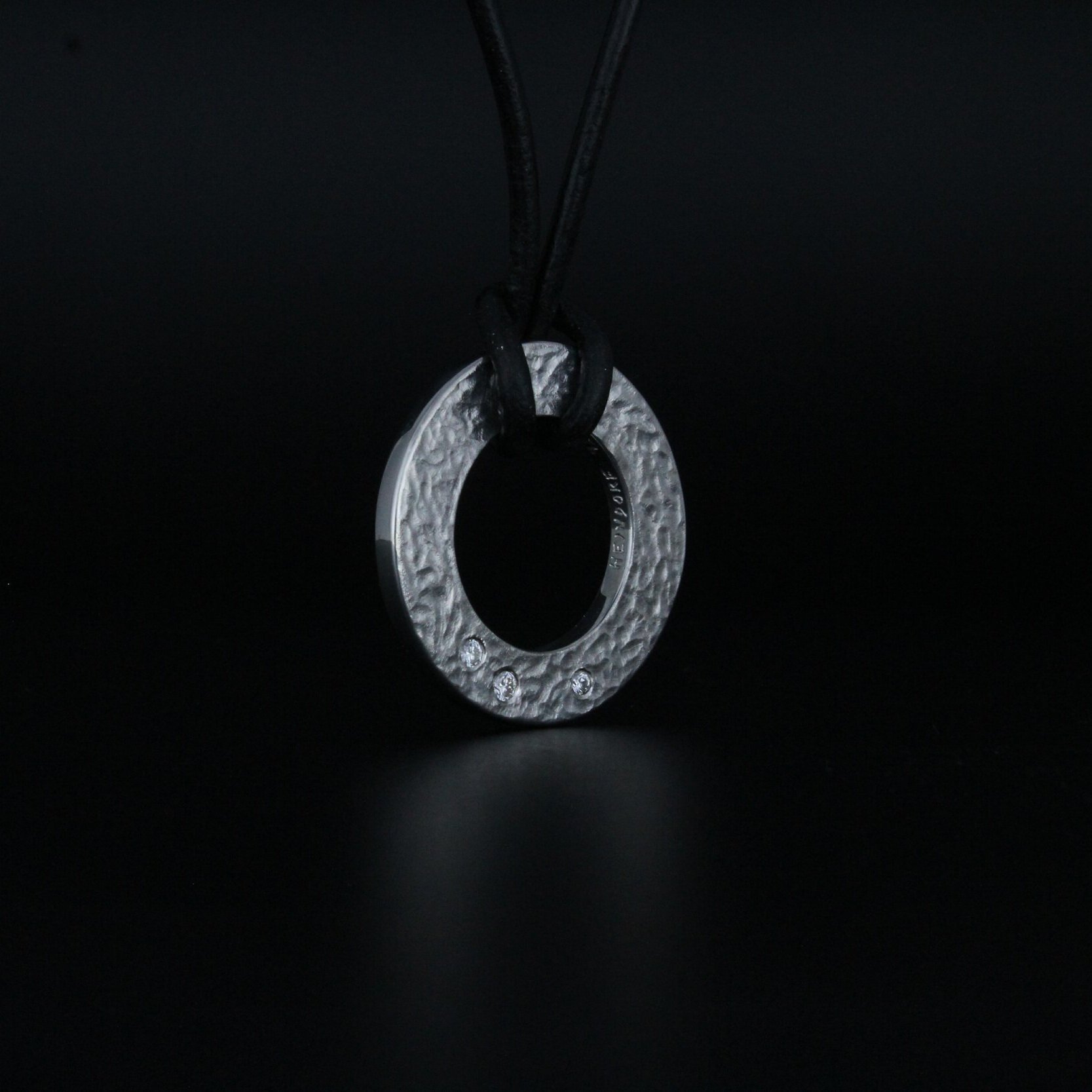 Håndlavet halssmykke af sterling sølv og 3 brillantslebne diamanter på i alt 0.06 carat river LC med excellent slib fra kollektionen Cirklen af Guldsmed Heindorf. (Copy)