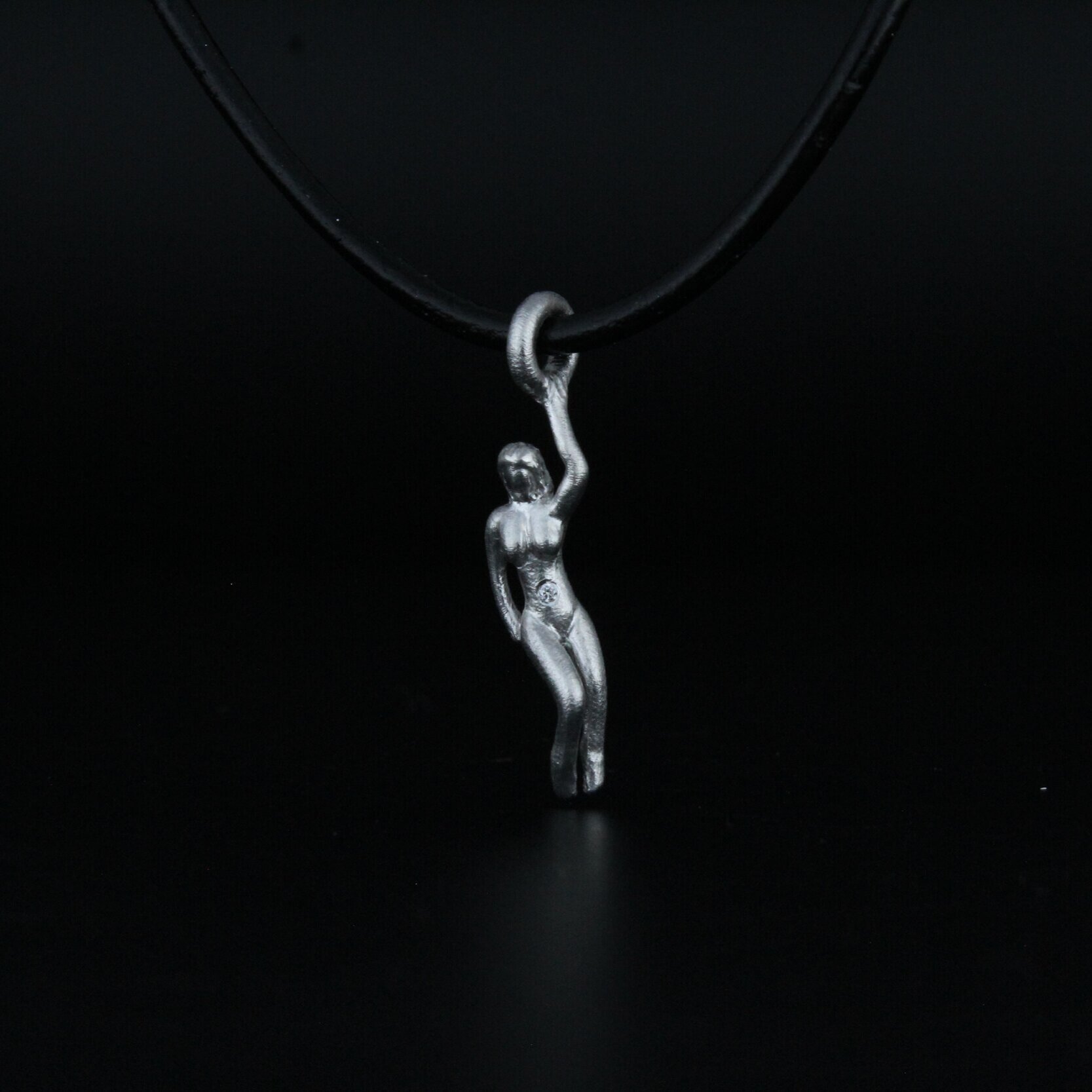 Håndlavet halssmykke af sterling sølv med 1 brillantsleben diamant river LC med excellent slib fra kollektionen Venus af Guldsmed Heindorf.