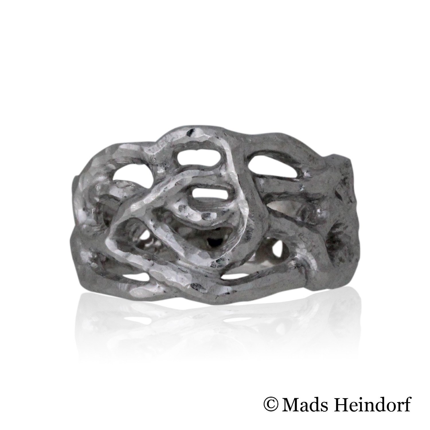 Håndlavet fingerring af sterling sølv fra kollektionen Skovkrat af Guldsmed Heindorf.