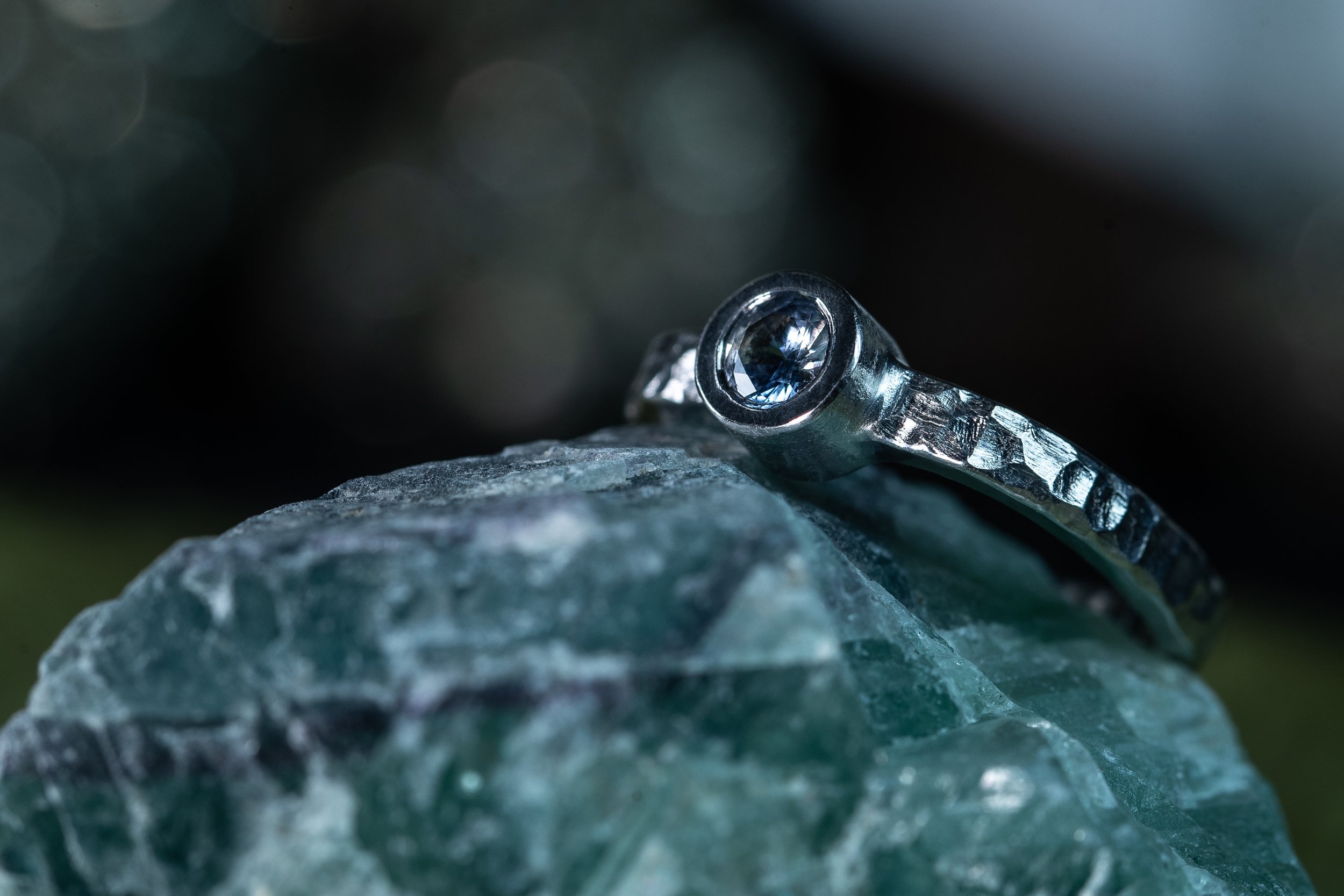 Håndlavet fingerring af sterling sølv med 1 facetsleben ubehandlet pastelfarvet safir på 0,40 carat river LC med excellent slib fra kollektionen Lykkering af Guldsmed Heindorf.