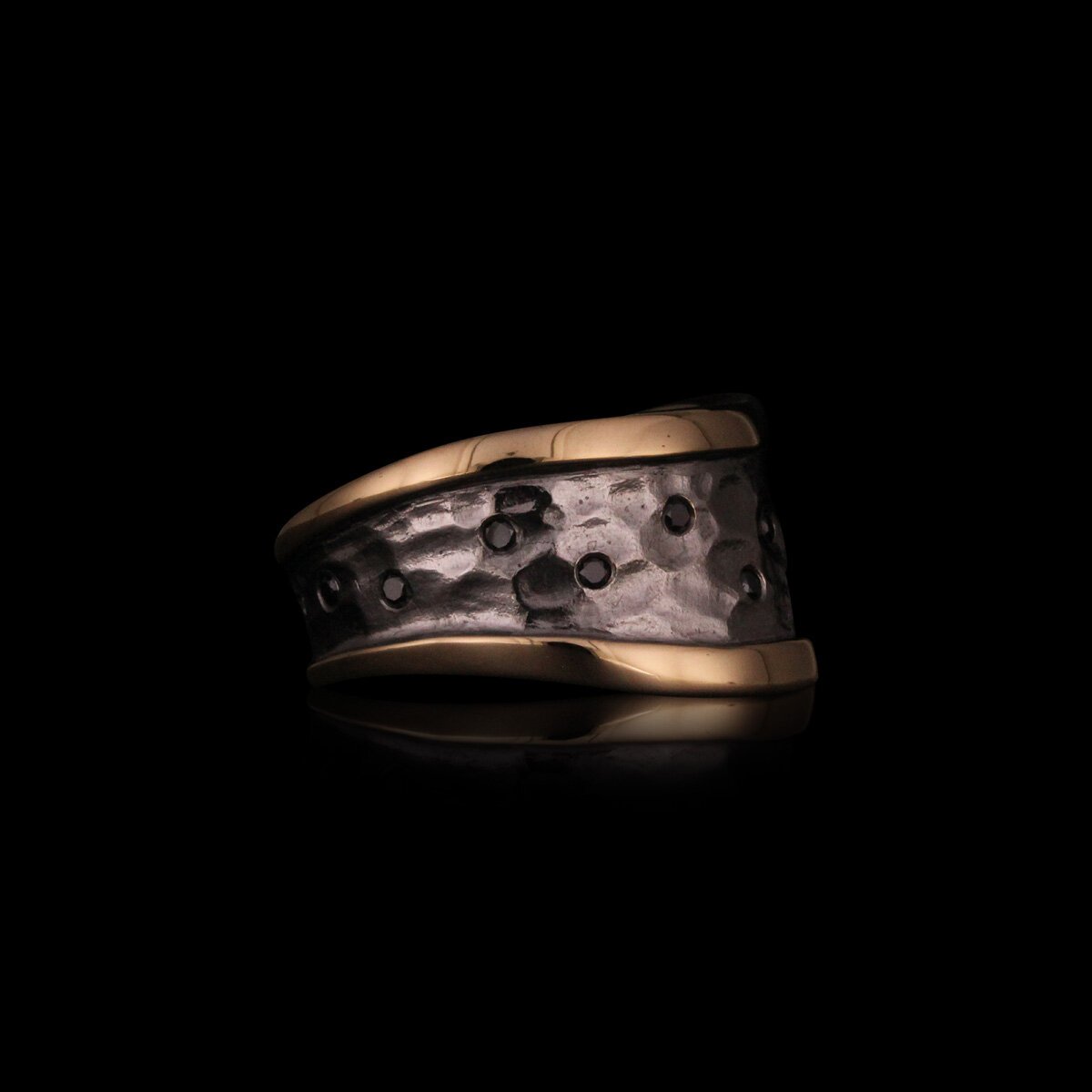 Håndlavet fingerring af 18K rødguld med hvid rhodium og 15 facetslebne sorte diamanter på i alt 0,15 carat fra kollektionen Stjernehimlen af Guldsmed Heindorf.