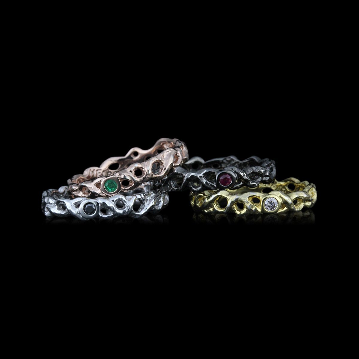 Håndlavet fingerring af sterling sølv med 1 facetsleben grøn smaragd på 0,03 carat river LC med excellent slib fra kollektionen Skovkrat af Guldsmed Heindorf.