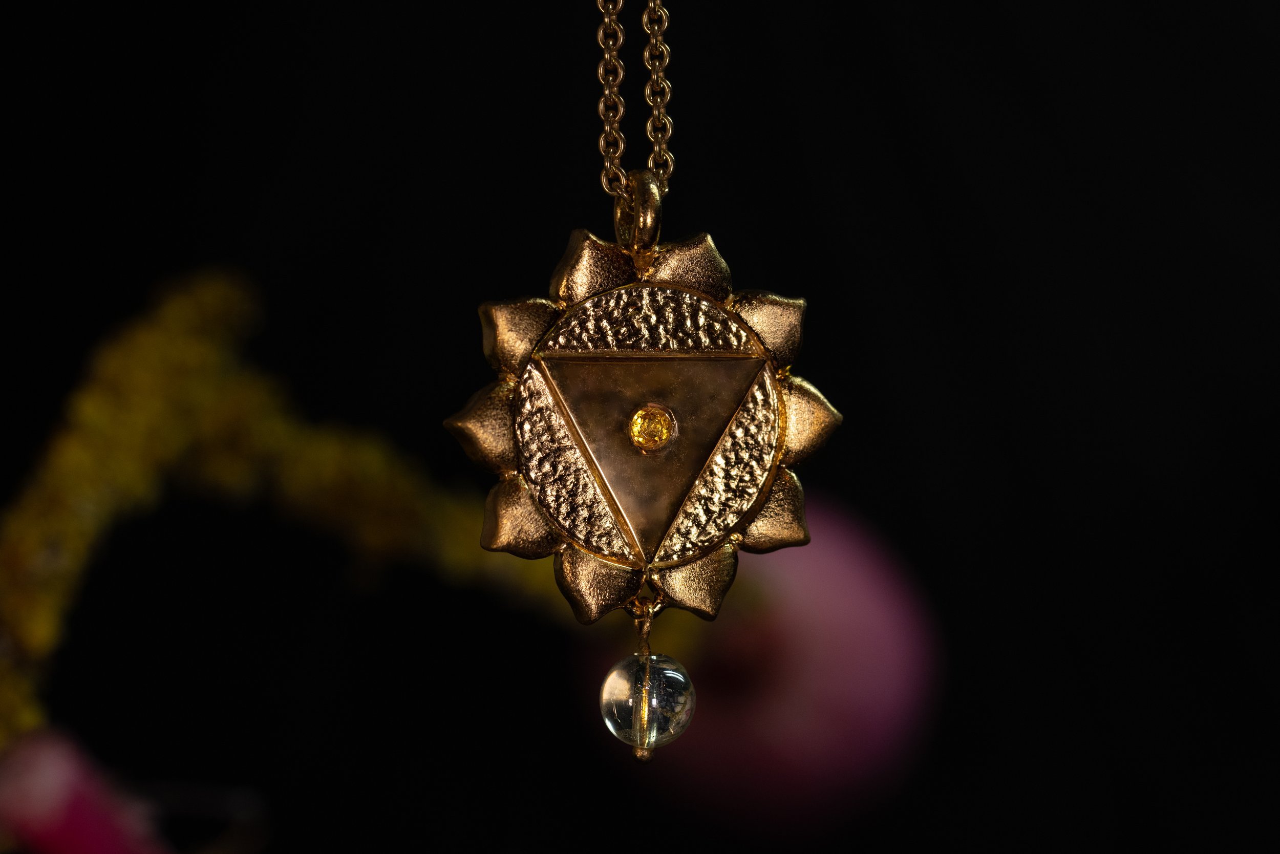 Solar Plexus Chakra er et håndlavet halssmykke af 18K rødguld med 3 facetslebne gule safirer og 1 gullig citrin fra kollektionen chakra af Guldsmed Heindorf.