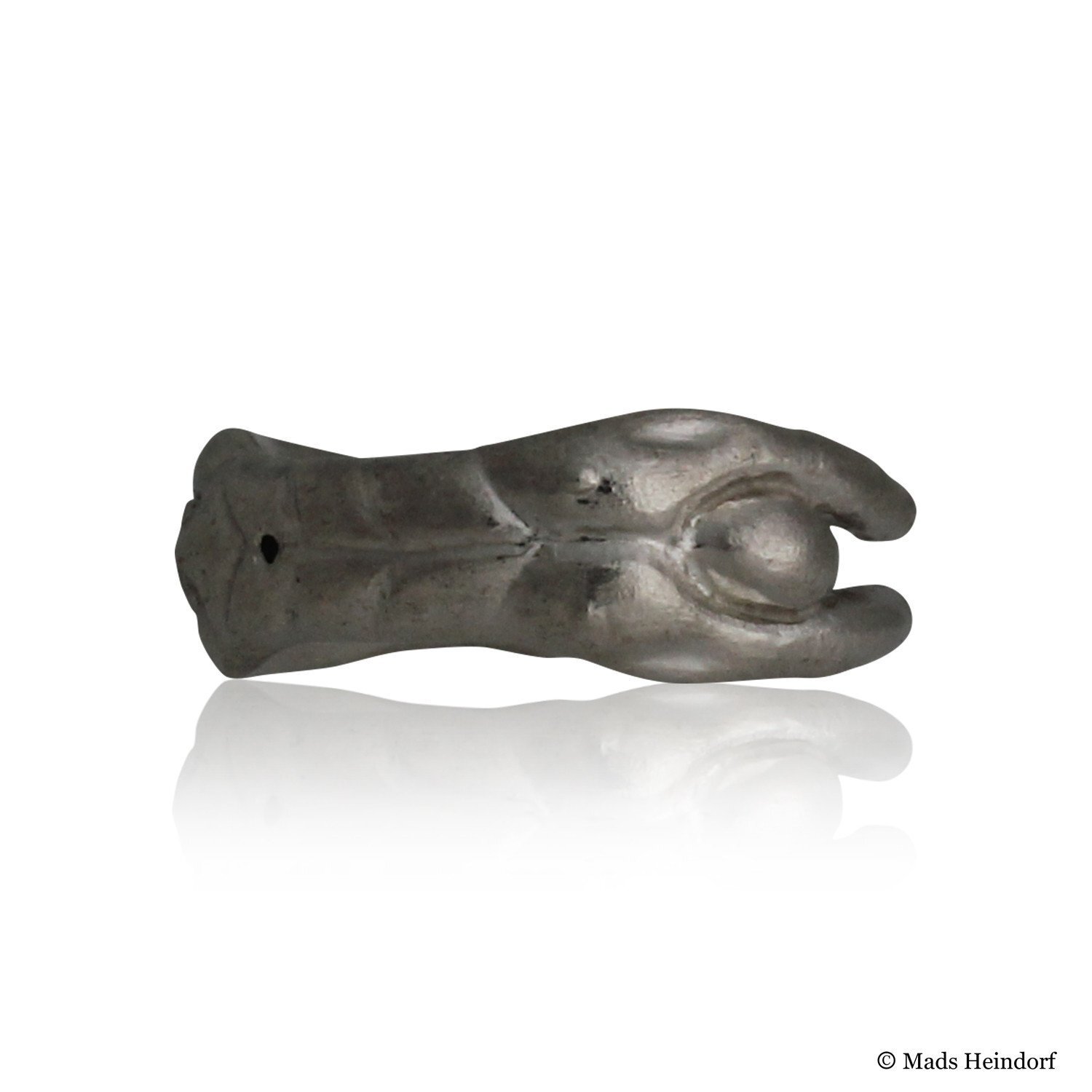 Håndlavet fingerring af sterling sølv med 0.01 carat river LC med excellent slib sort diamant placeret i navlen fra kollektionen Corpus af Guldsmed Heindorf.