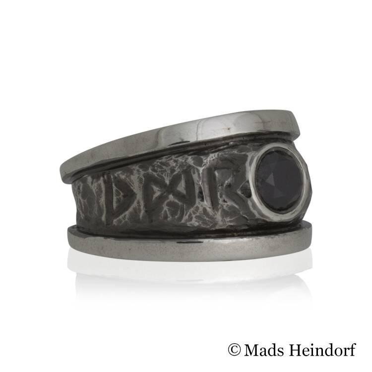 Håndlavet fingerring af sterling sølv med 1 facetsleben sort diamant på 0,50 carat river LC med excellent slib fra kollektionen Valhalla af Guldsmed Heindorf.