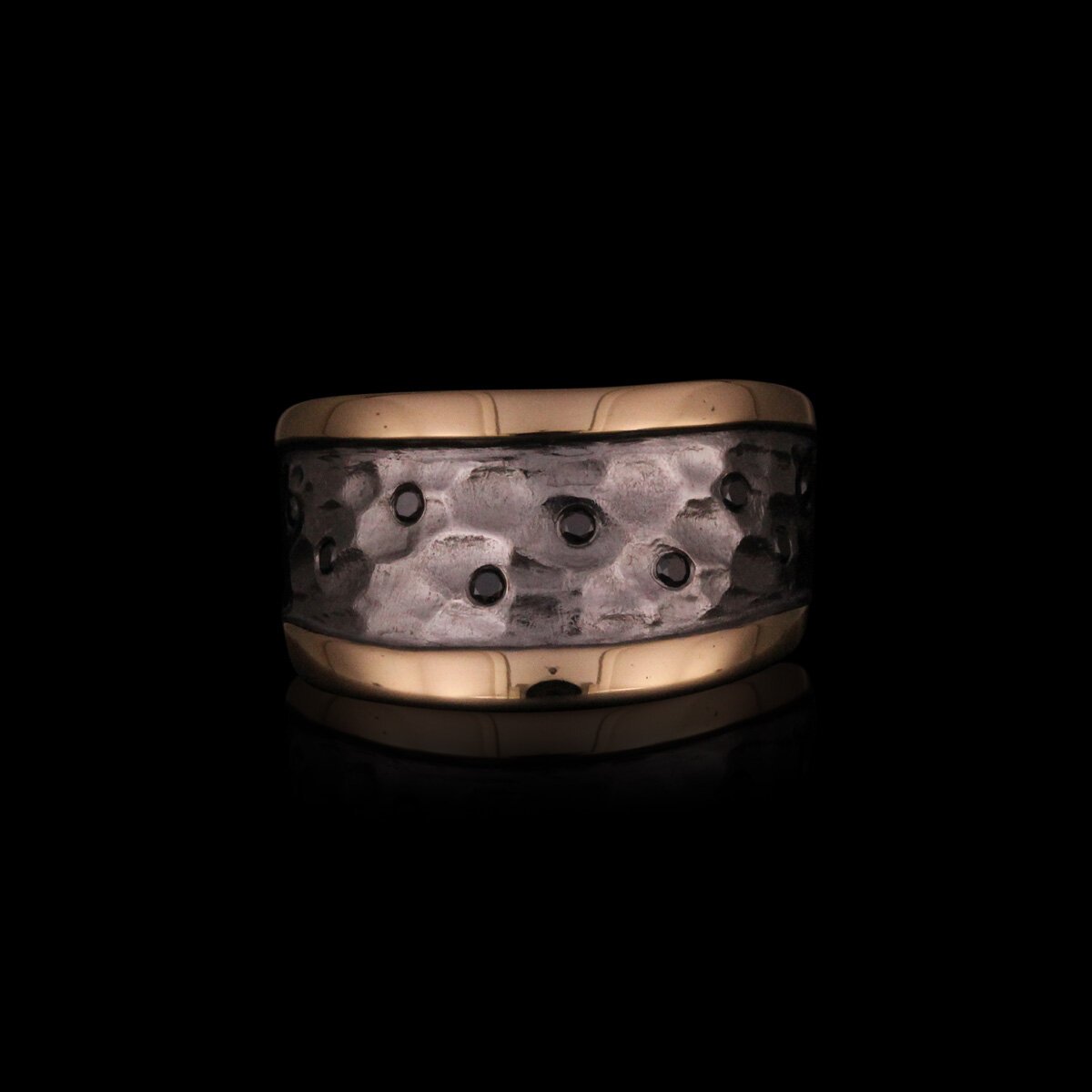Håndlavet fingerring af 18K rødguld med hvid rhodium og 15 facetslebne sorte diamanter på i alt 0,15 carat fra kollektionen Stjernehimlen af Guldsmed Heindorf.