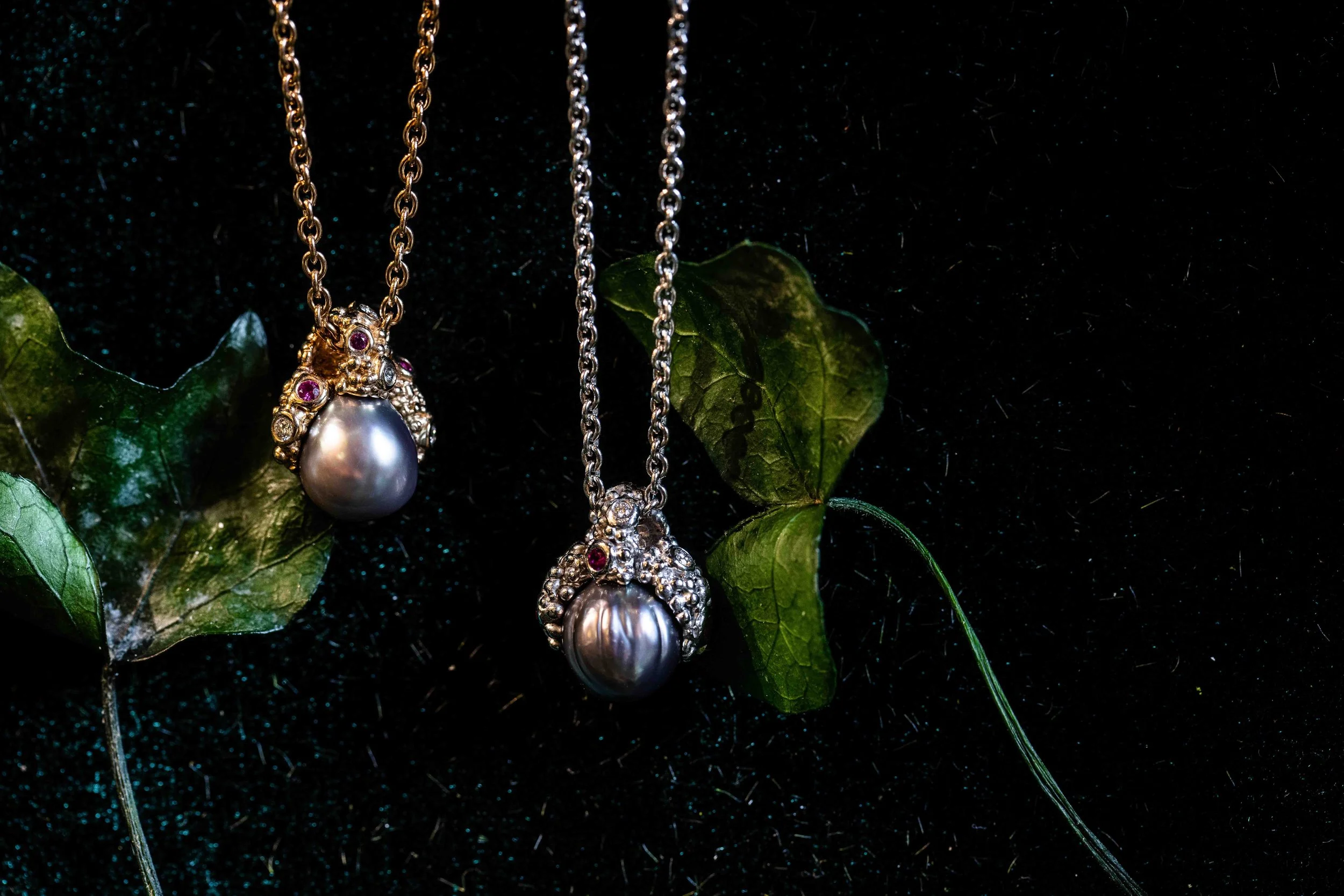 Heindorf_Unika_Myriade_Myriader_Myriads_Kloge-Hoveder_Erling_Edlund_Andersen_Hals_Neck_Vedhaeng_Pendant_750_Guld_Gold_Diamant_Diamond_Groenland_Greenland_Rubin_Ruby_Cortez_Perle_Pearl_321A9136_2.jpg