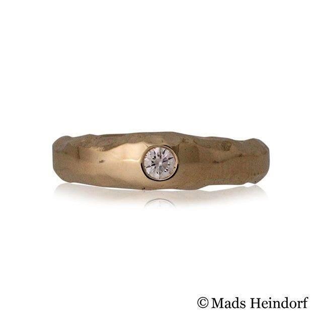 Håndlavet fingerring af 18K rødguld med 1 brillantsleben diamant på i 0.10 carat river LC med excellent slib fra kollektionen Drømme af Guldsmed Heindorf.