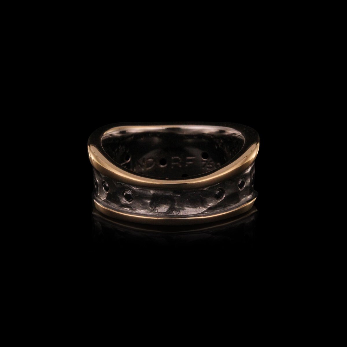 Håndlavet fingerring af 18K rødguld med hvid rhodium og 15 facetslebne sorte diamanter på i alt 0,15 carat fra kollektionen Stjernehimlen af Guldsmed Heindorf.