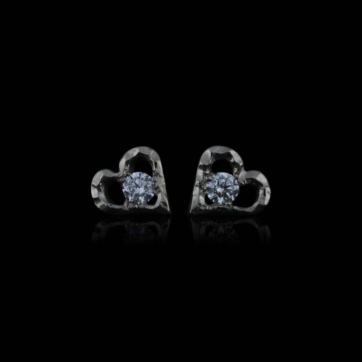 Håndlavede ørestikker af 18K hvidguld med 2 brillantslebne diamanter på i alt 0,20 carat river LC med excellent slib fra kollektionen Hjertet af Guldsmed Heindorf.