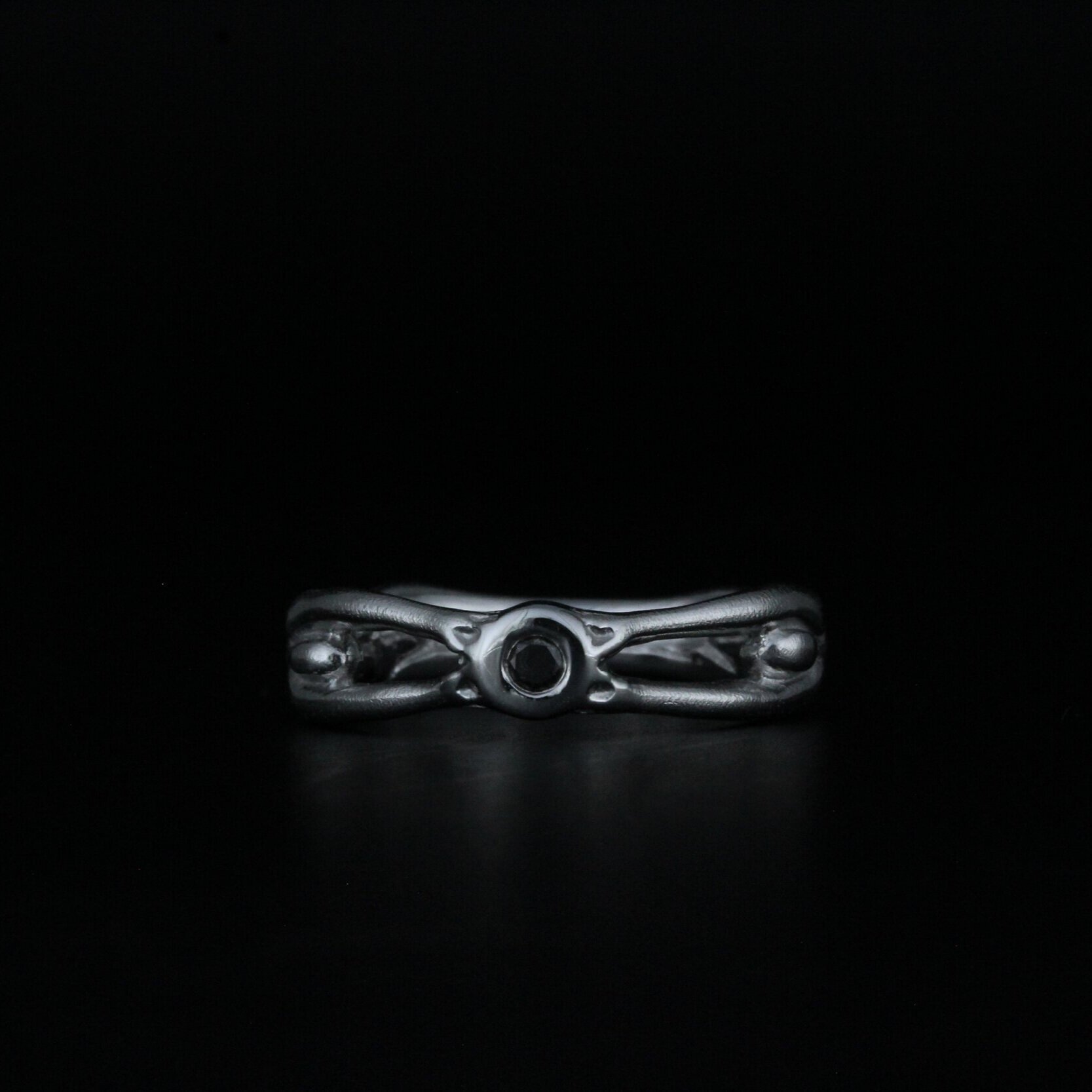Håndlavet fingerring af sterling sølv med 1 facetsleben sort diamant på 0.05 carat fra kollektionen Corpus af Guldsmed Heindorf.