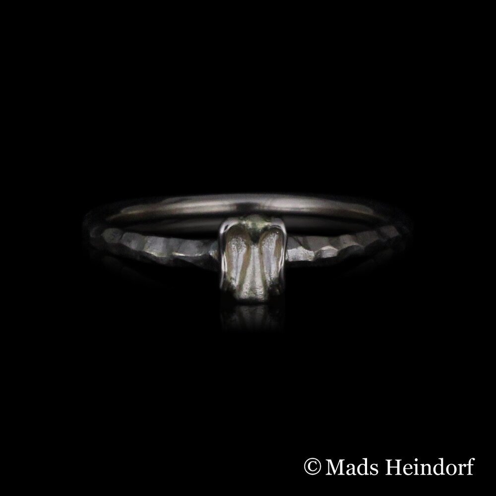 Håndlavet fingerring af 18K rødguld fra kollektionen Englen af Guldsmed Heindorf.