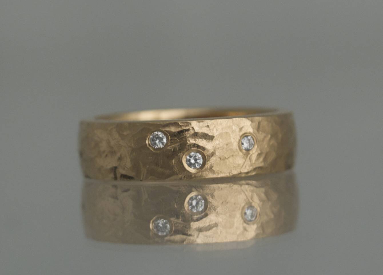 Evighedsringen er en håndlavet fingerring af 18K rødguld med 3 brillantslebne diamanter på i alt 0,06 carat river LC med excellent slib fra kollektionen Evighed af Guldsmed Heindorf..