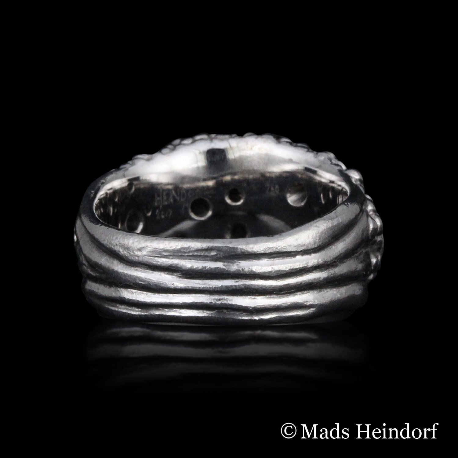 Håndlavet fingerring af 18K hvidguld med 5 blålige spineller på i alt 0,28 carat og 3 brillantslebne diamanter på i alt 0,06 carat fra kollektionen Myriader af Guldsmed Heindorf.