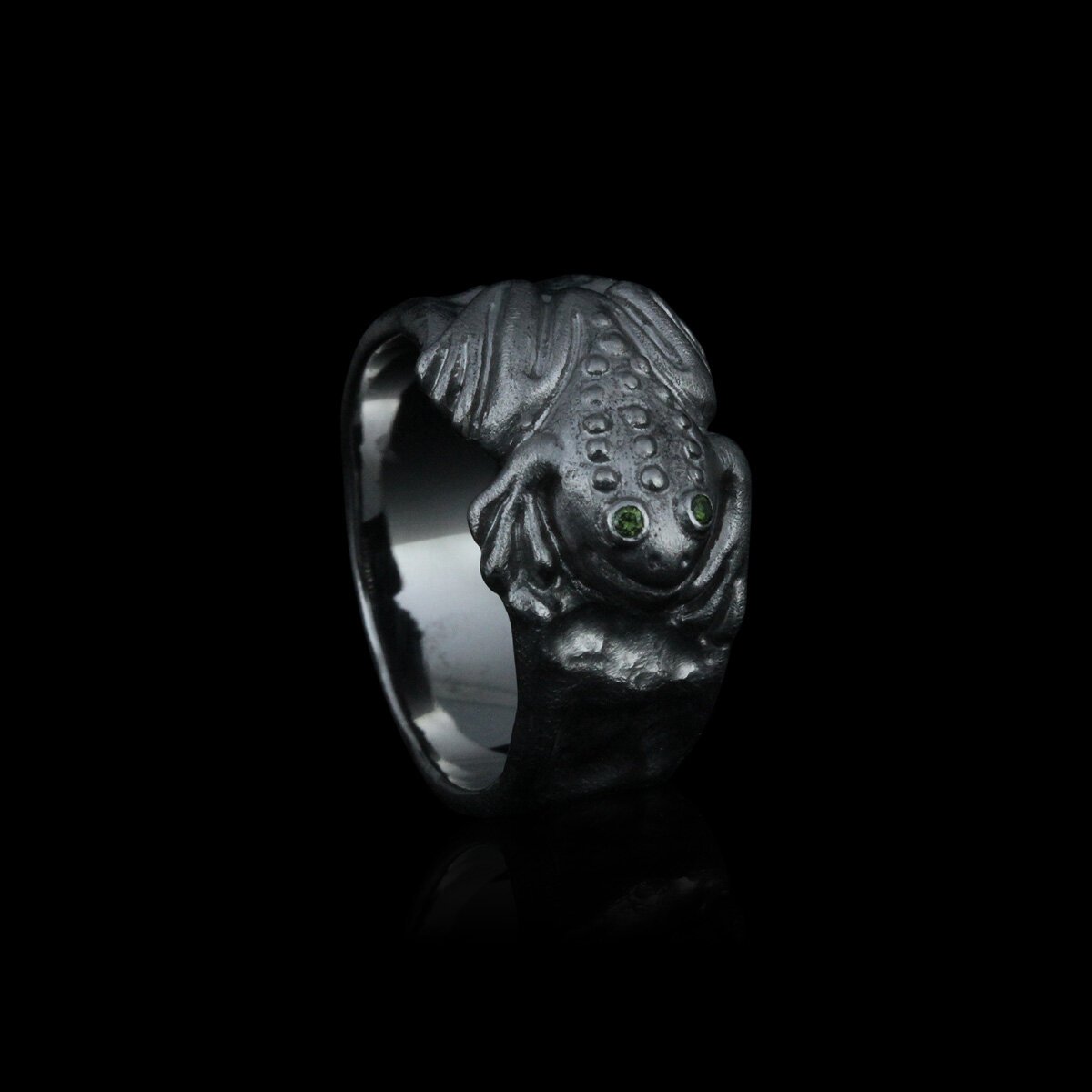 Håndlavet fingerring af sterling sølv med 2 brillantslebne blå diamanter på i alt 0,01 carat river LC med excellent slib fra kollektionen Frøen af Guldsmed Heindorf.