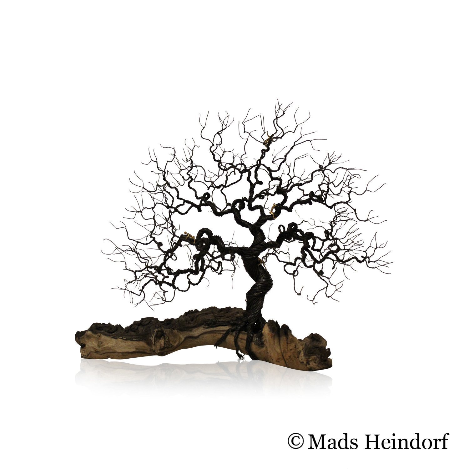 Climbing the Tree of Life - skulptur i sterling sølv. Viser fem personer, der kravler i et detaljeret træ, alle fremstillet i sølv af Guldsmed Heindorf.