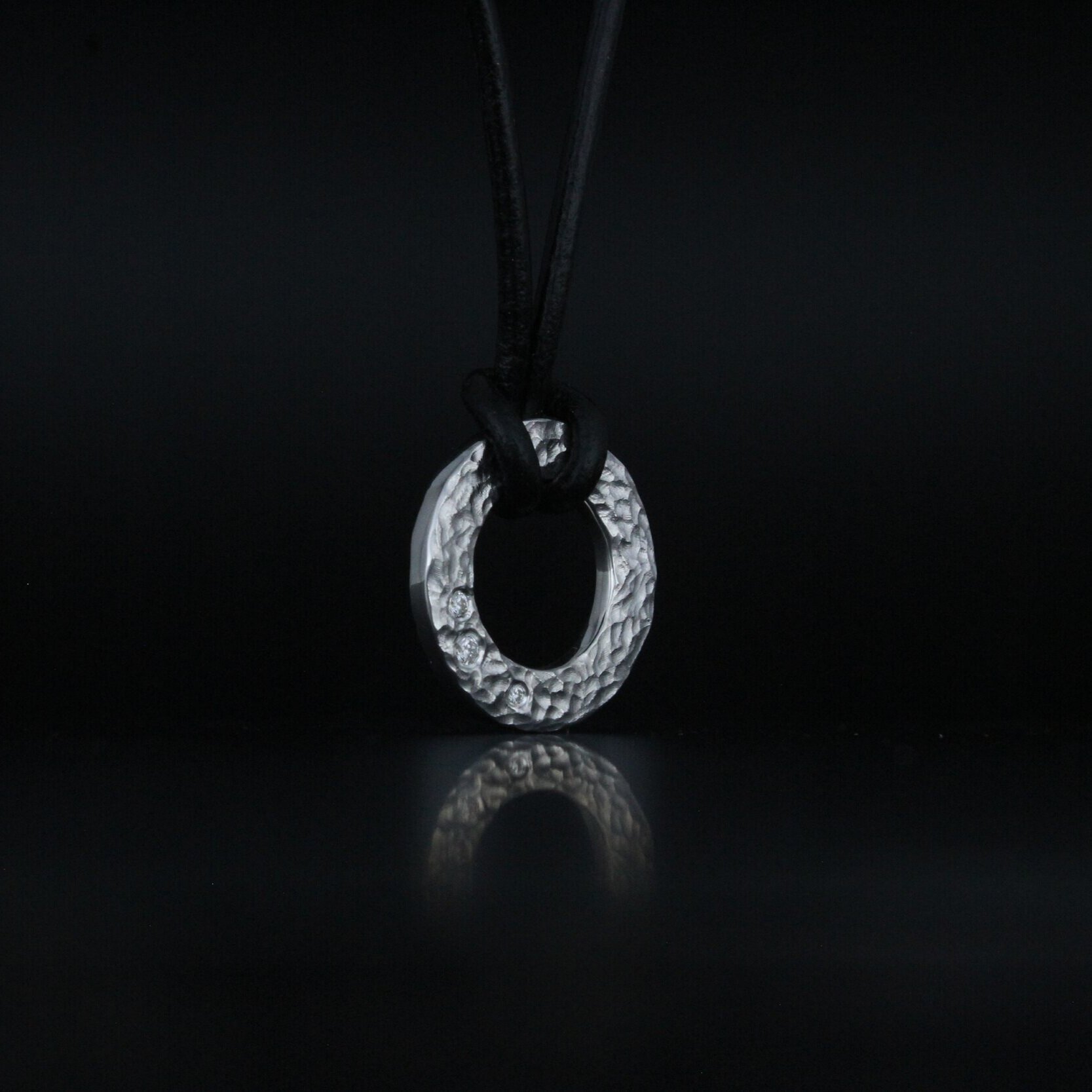 Håndlavet halssmykke af sterling sølv og 3 brillantslebne diamanter på i alt 0.06 carat river LC med excellent slib fra kollektionen Cirklen af Guldsmed Heindorf. (Copy)