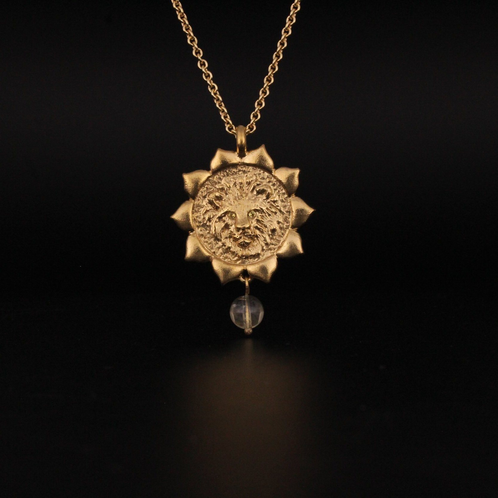 Solar Plexus Chakra er et håndlavet halssmykke af 18K rødguld med 3 facetslebne gule safirer og 1 gullig citrin fra kollektionen chakra af Guldsmed Heindorf.