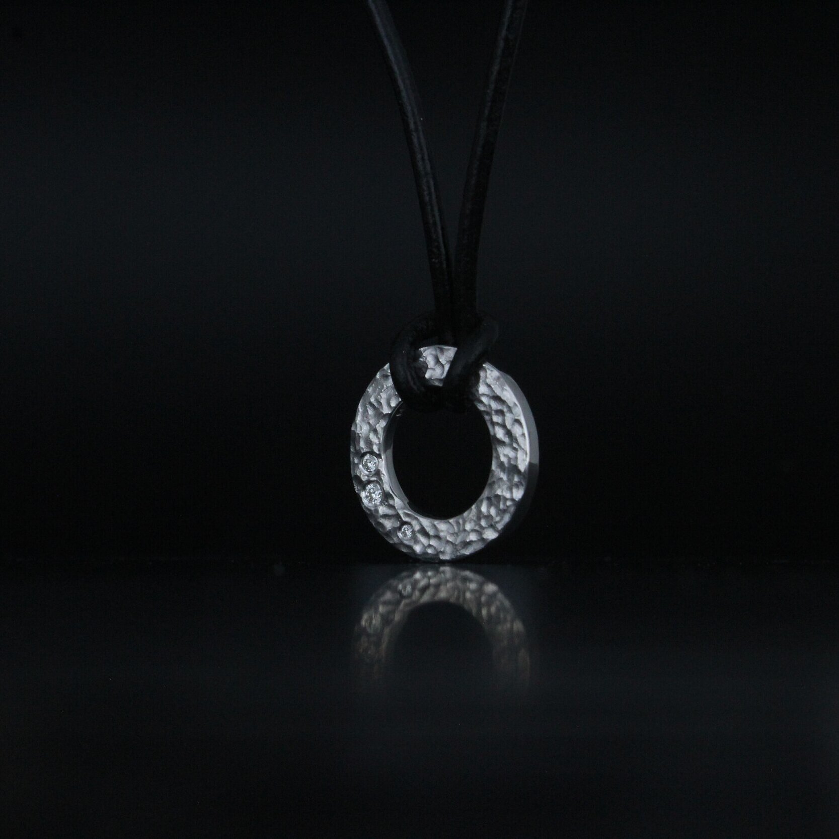 Håndlavet halssmykke af sterling sølv og 3 brillantslebne diamanter på i alt 0.06 carat river LC med excellent slib fra kollektionen Cirklen af Guldsmed Heindorf. (Copy)