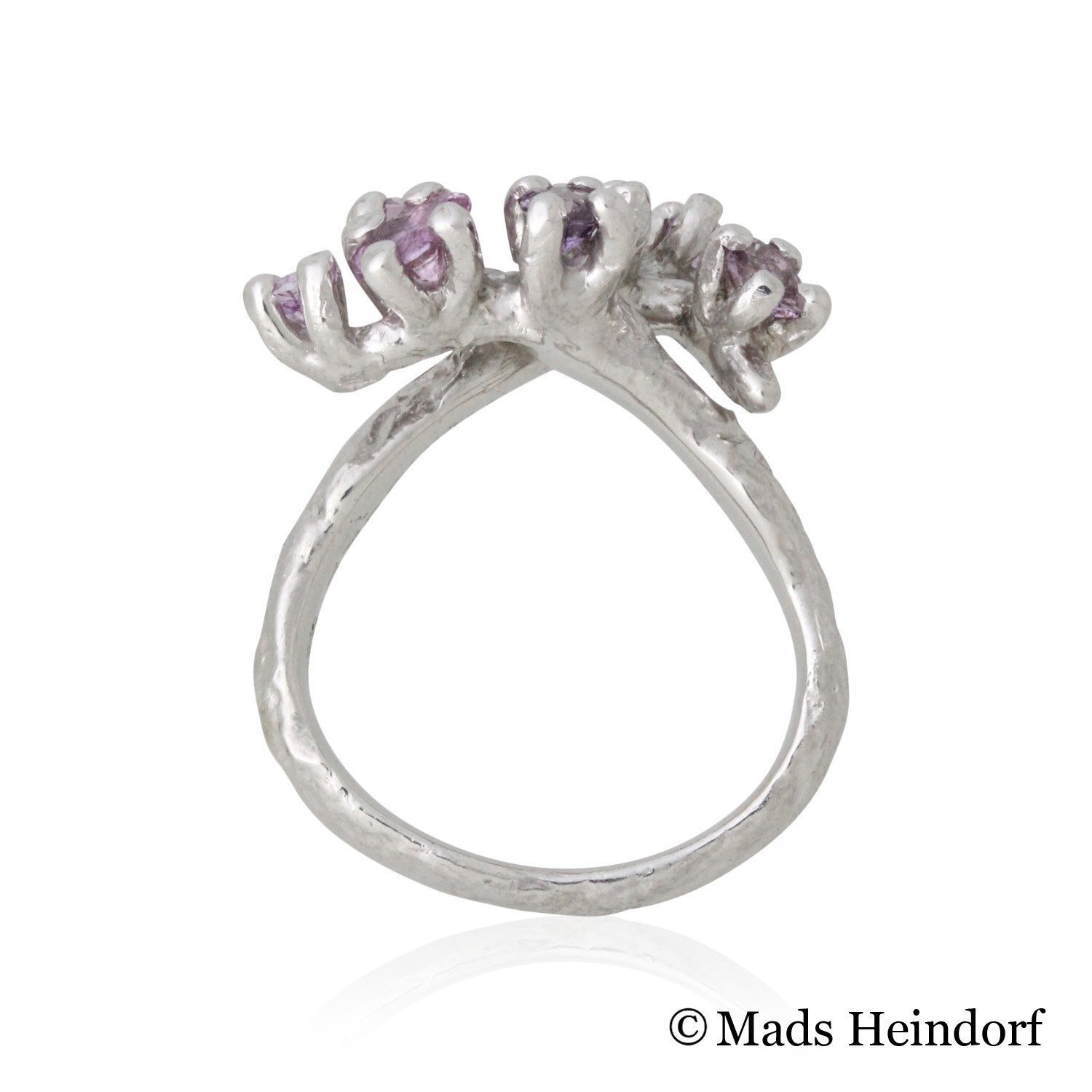 Håndlavet fingerring af sterling sølv med 7 facetslebne ubehandlede pink safir på i alt 1,84 carat river LC med excellent slib fra kollektionen Skovkrat af Guldsmed Heindorf.