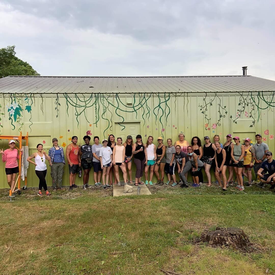 I traveled down to my hometown this weekend for a mural meet-up with members of Andrea Ehrhardt's Artists' Academy! This was such a wonderful experience and I am very grateful to have met so many other professional artists and to have come away with 